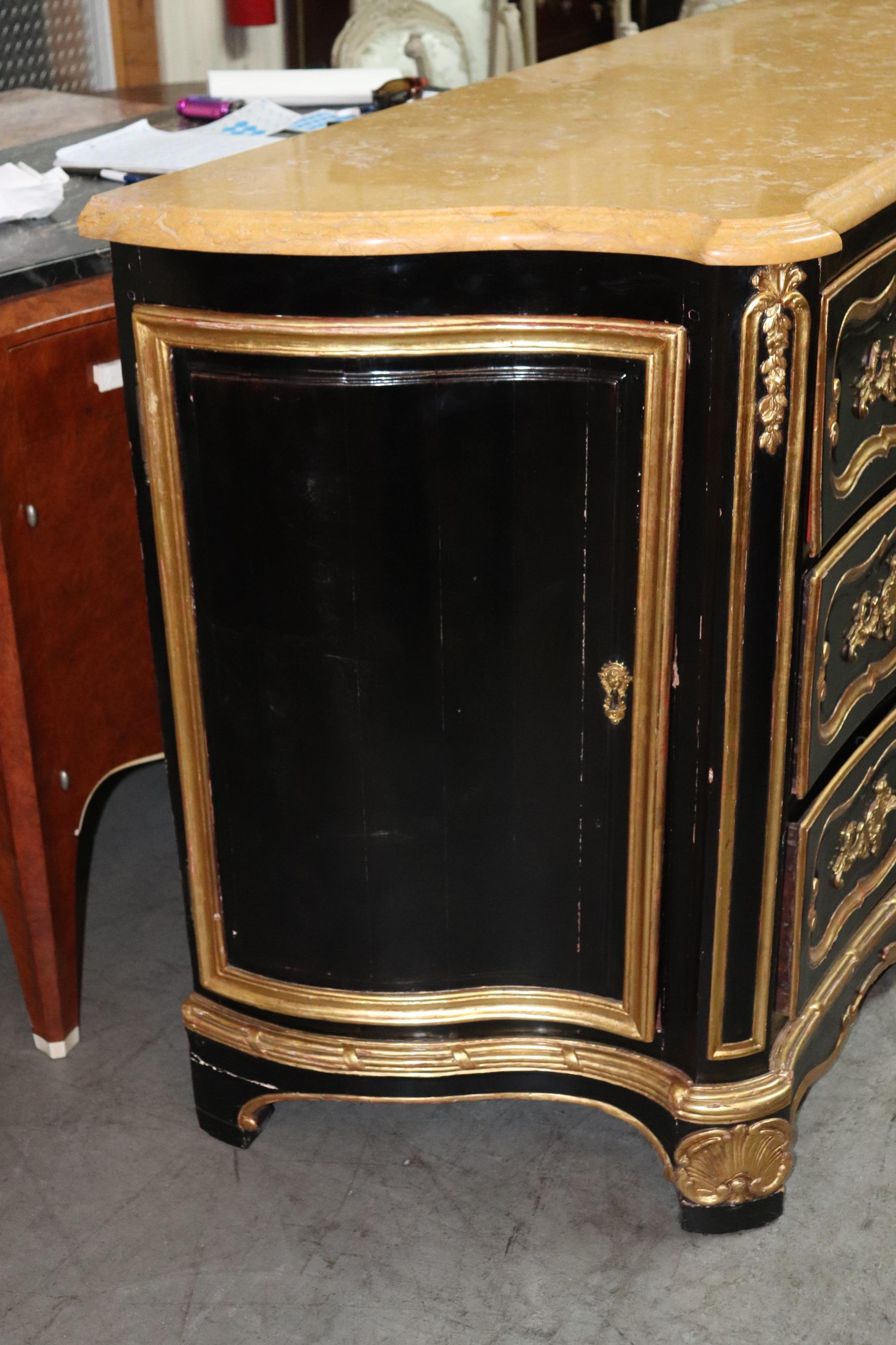 Grande commode de bureau française d'époque Louis XV en marbre avec dessus doré et ébénisterie en vente 11