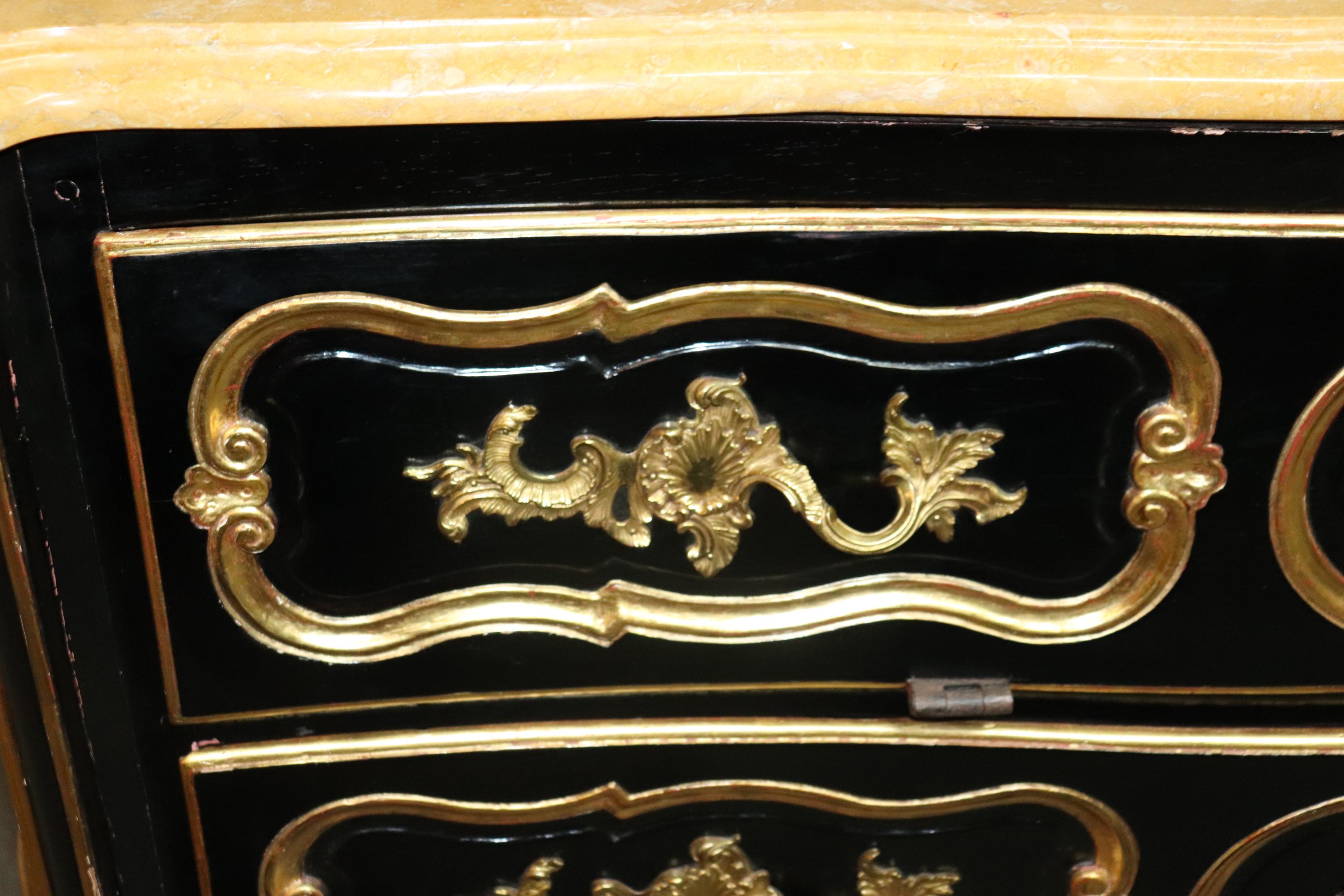 Grande commode de bureau française d'époque Louis XV en marbre avec dessus doré et ébénisterie en vente 12