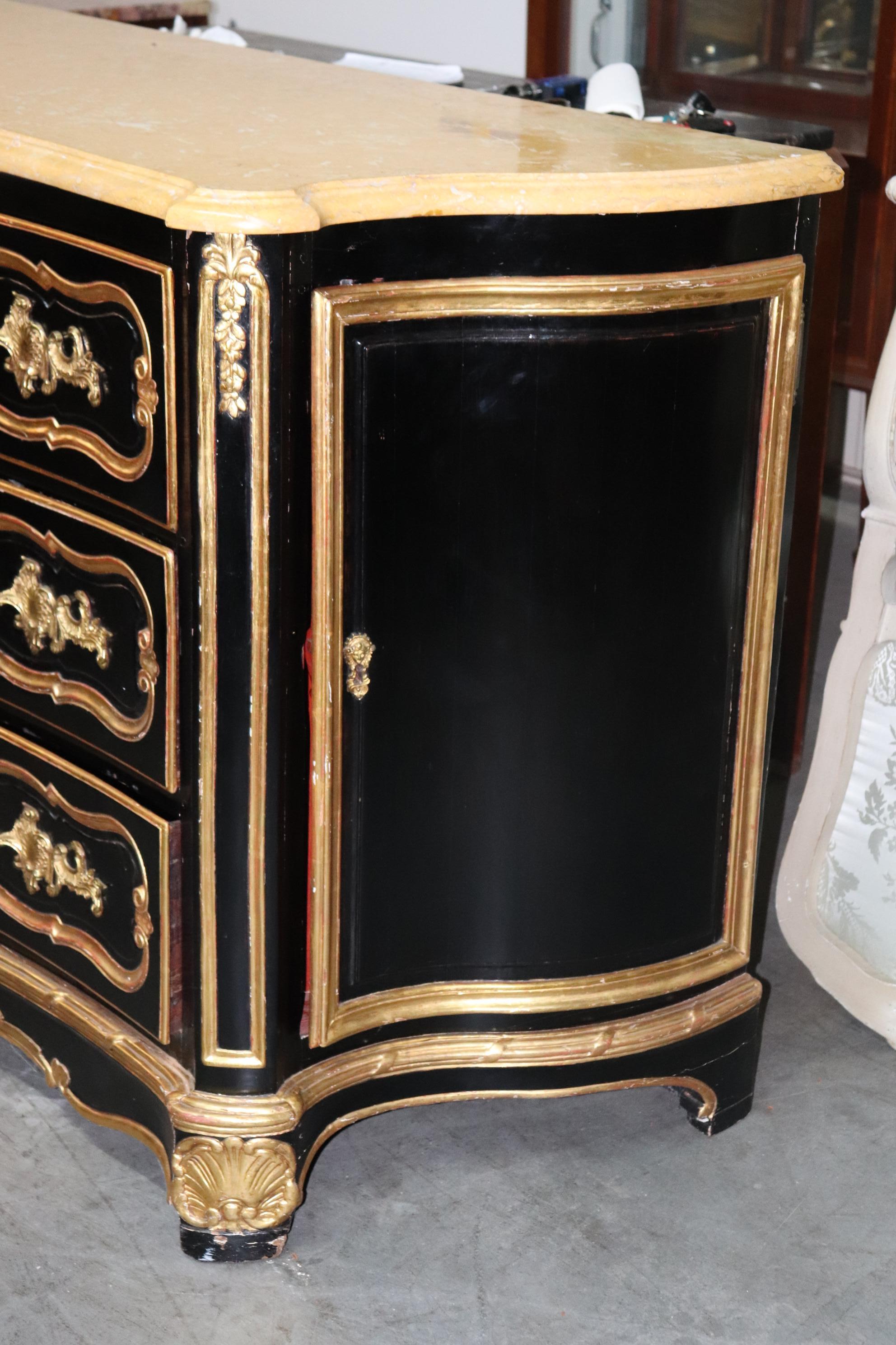 Grande commode de bureau française d'époque Louis XV en marbre avec dessus doré et ébénisterie en vente 1