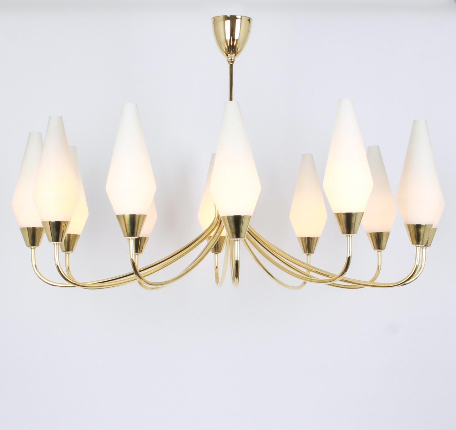 A stunning eight-light chandelier in the manner of Stilnovo, Germany, manufactured in circa 1950-1959.

High quality and in very good condition. Cleaned, well-wired and ready to use. 

The fixture requires 12 x E14 standard bulbs with 40W max