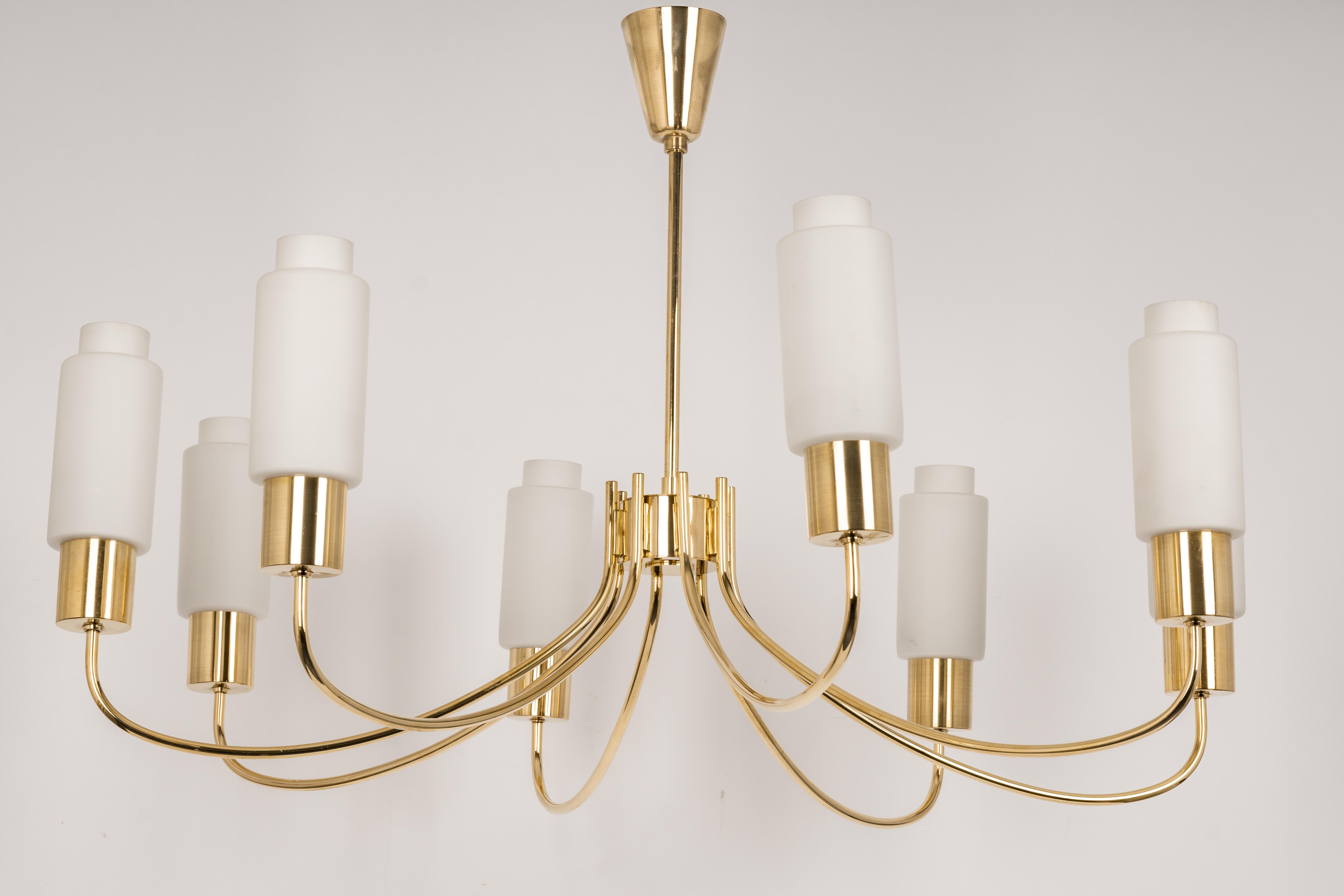 A stunning eight lights chandelier in the manner of Stilnovo, Germany, manufactured in circa 1950-1959. 

High quality and in very good condition. Cleaned, well-wired and ready to use. 

The fixture requires 8 x E14 Small bulbs with 40W max