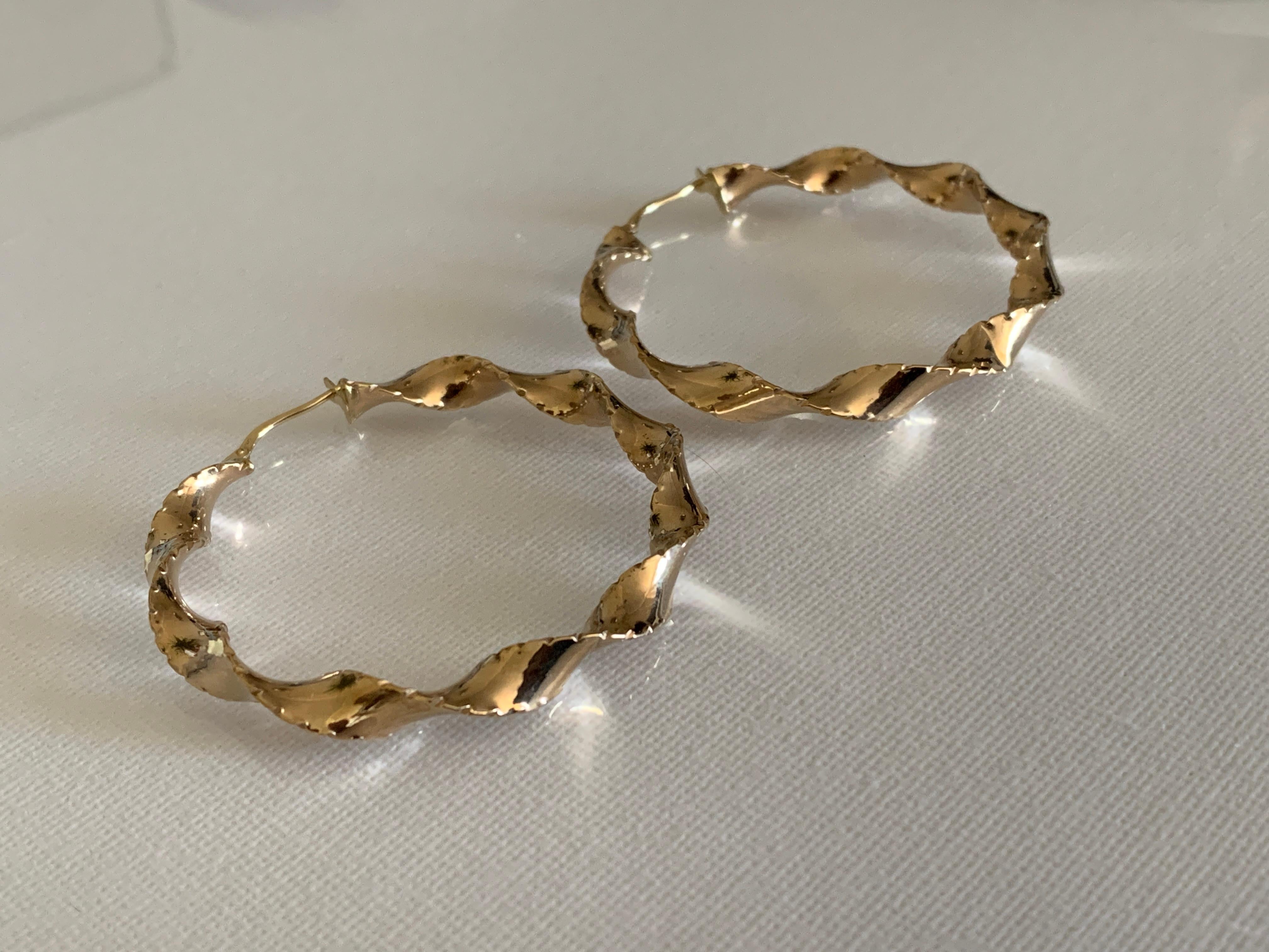 Splendidamente trendy e cool 
Orecchini a cerchio in oro 9ct 375
Design a spirale con bordo decorativo

Diametro 4,5 cm circa
Peso della coppia 4,28 grammi

Punzoni britannici completi
I fermi fissano la clip sulle braccia.