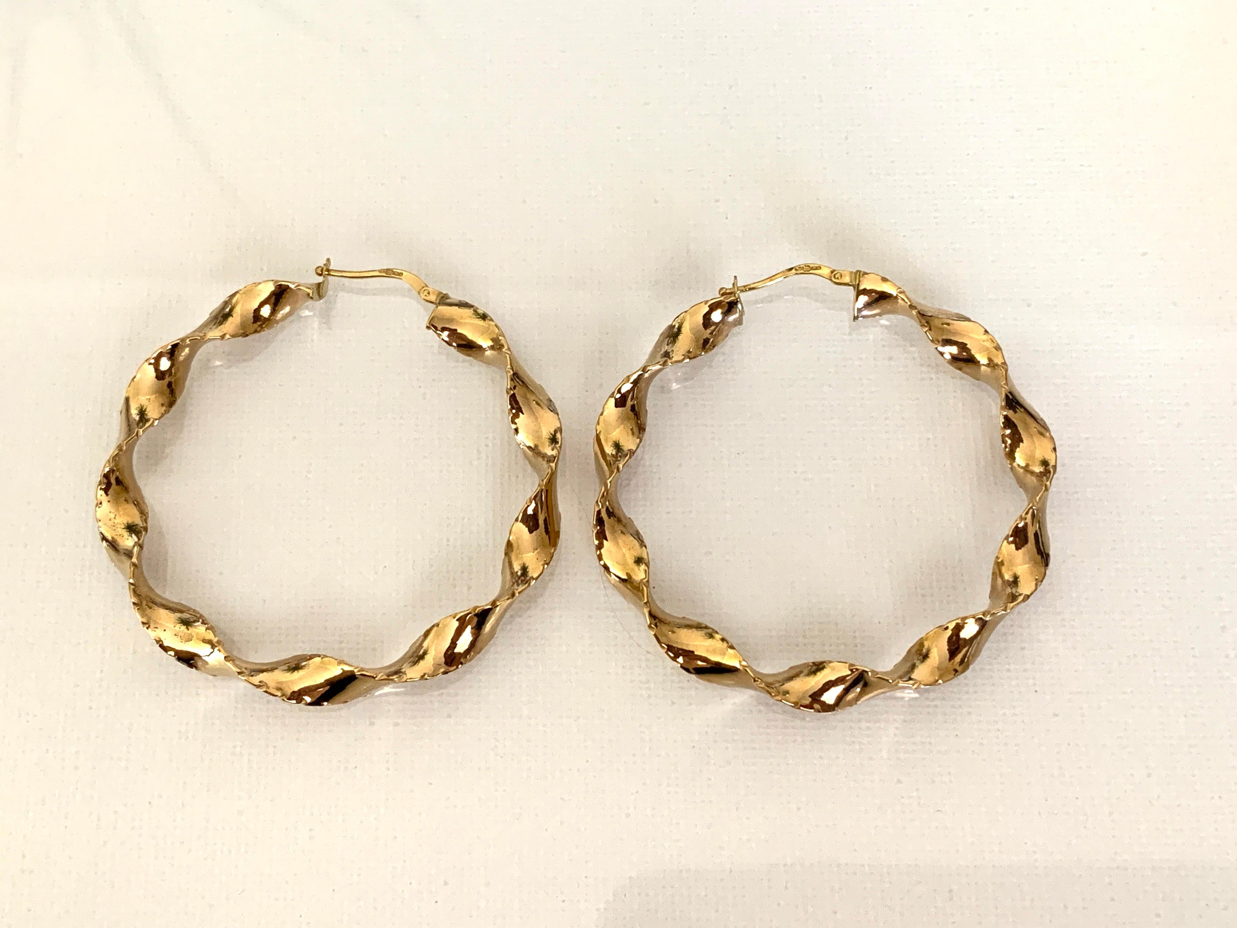 Moderno Orecchini a cerchio d'oro di grandi dimensioni con marchio di fabbrica in vendita