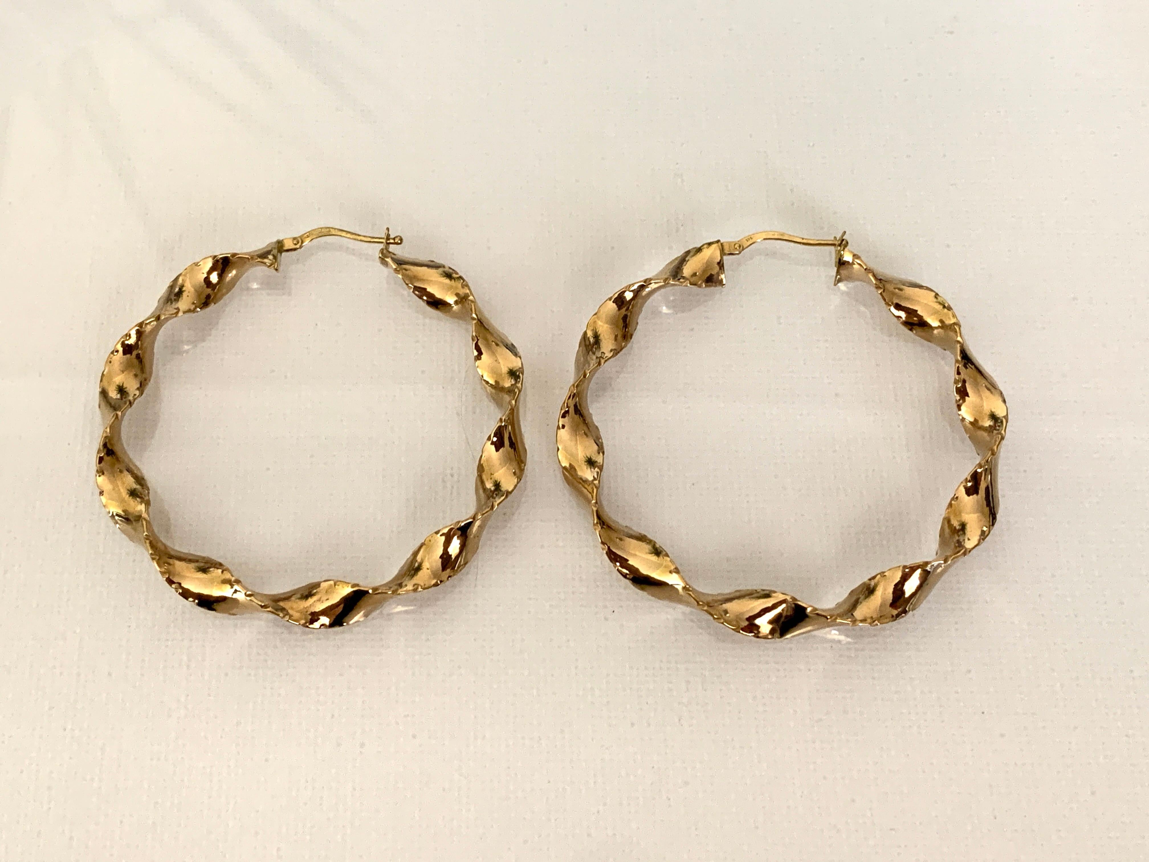 Orecchini a cerchio d'oro di grandi dimensioni con marchio di fabbrica In condizioni buone in vendita a London, GB