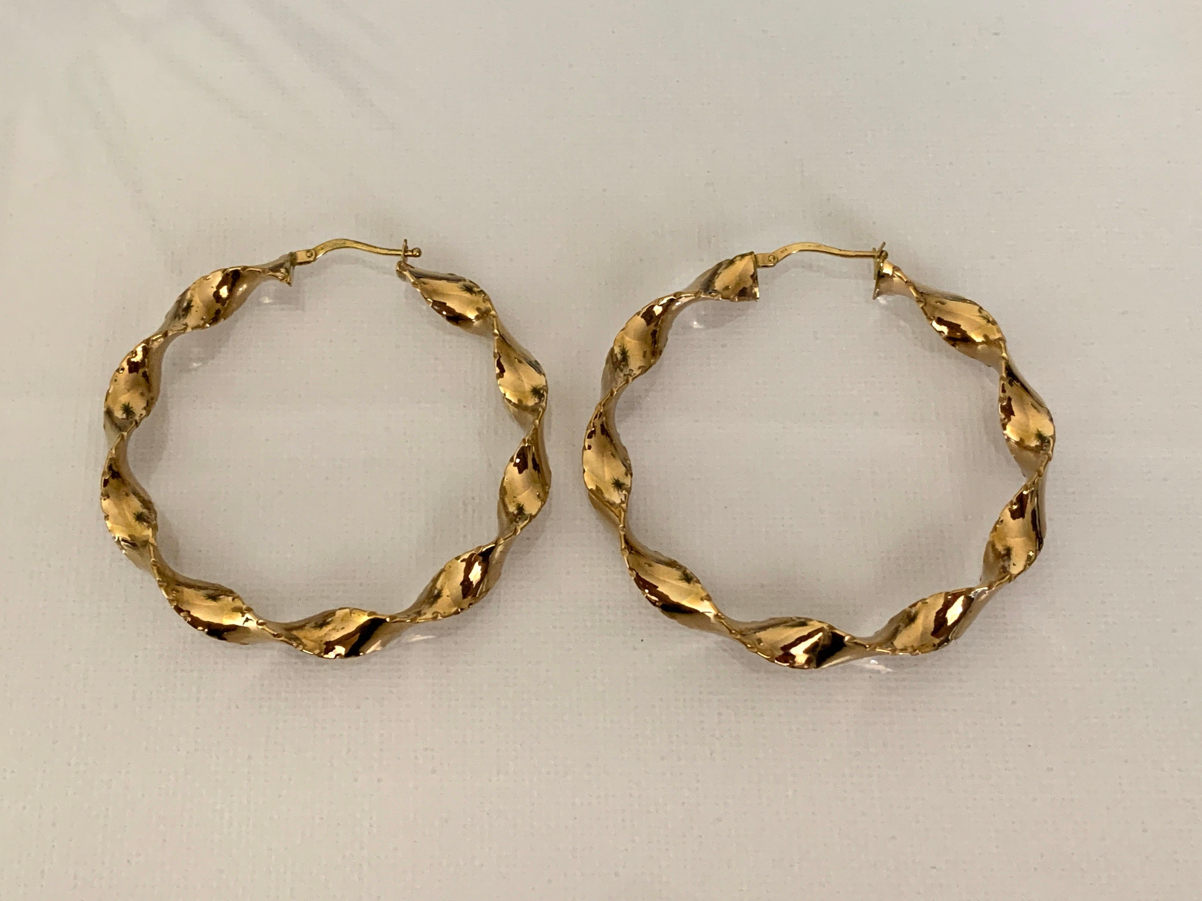 Donna Orecchini a cerchio d'oro di grandi dimensioni con marchio di fabbrica in vendita