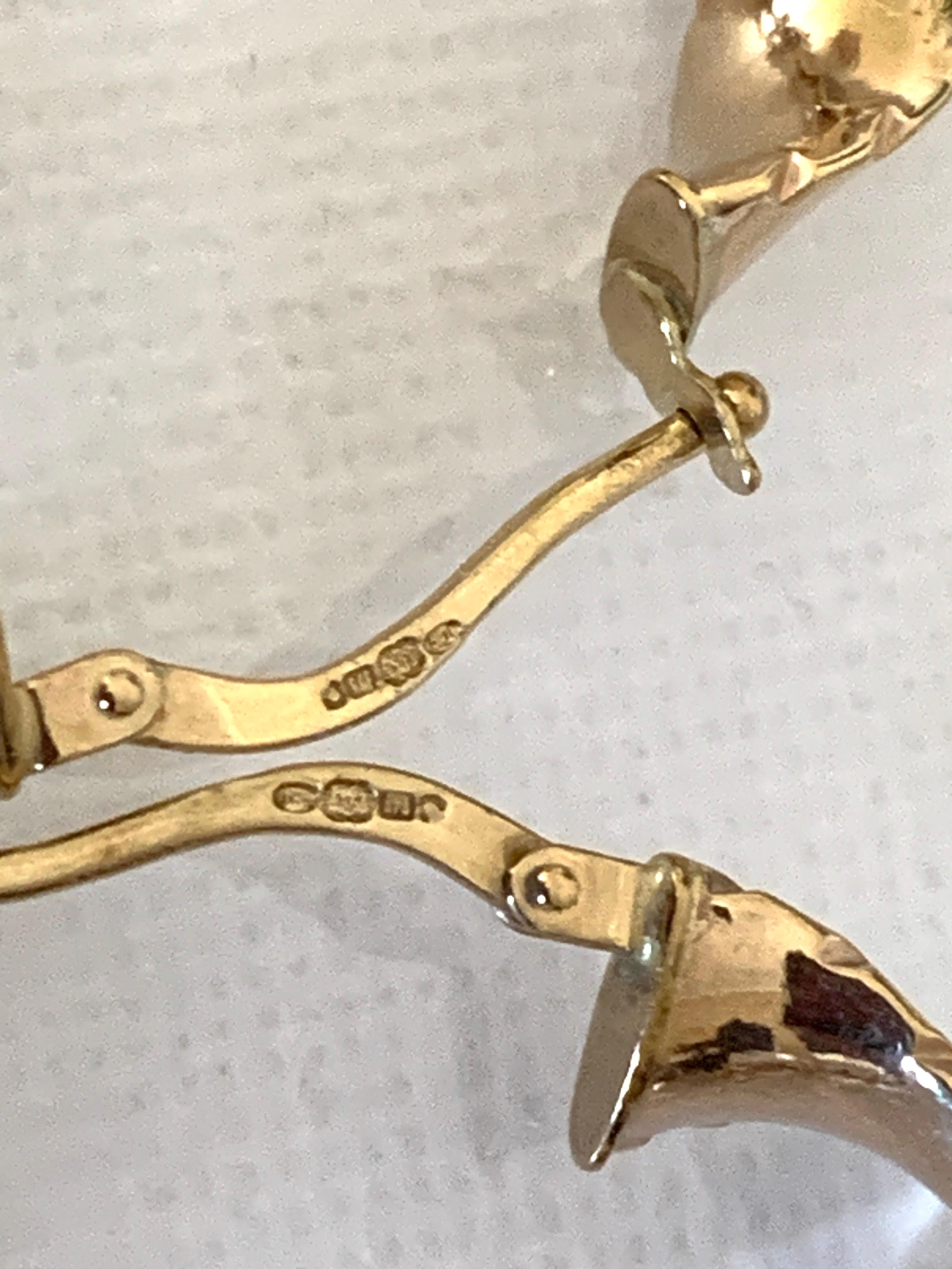 Orecchini a cerchio d'oro di grandi dimensioni con marchio di fabbrica in vendita 1