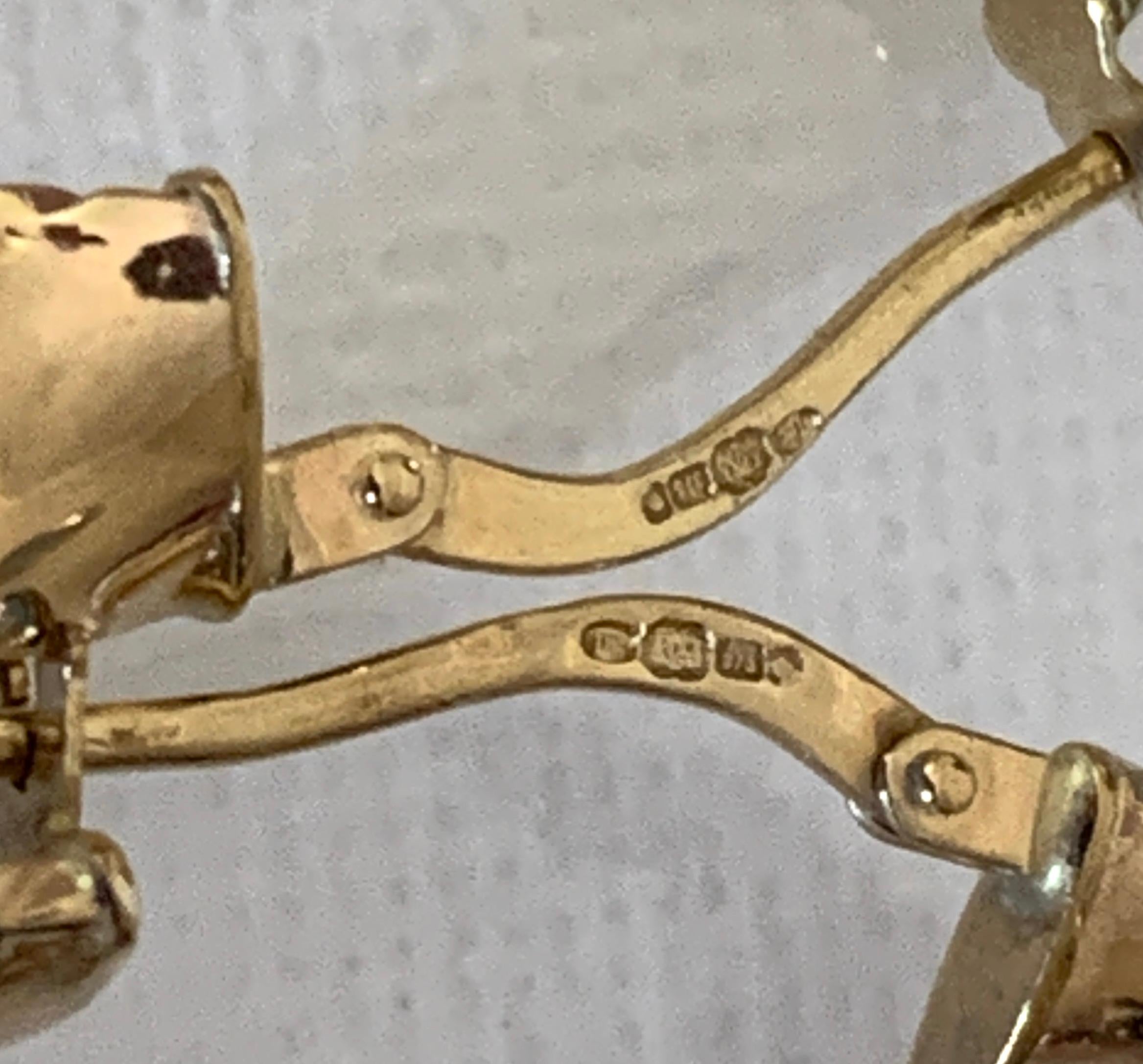 Orecchini a cerchio d'oro di grandi dimensioni con marchio di fabbrica in vendita 2