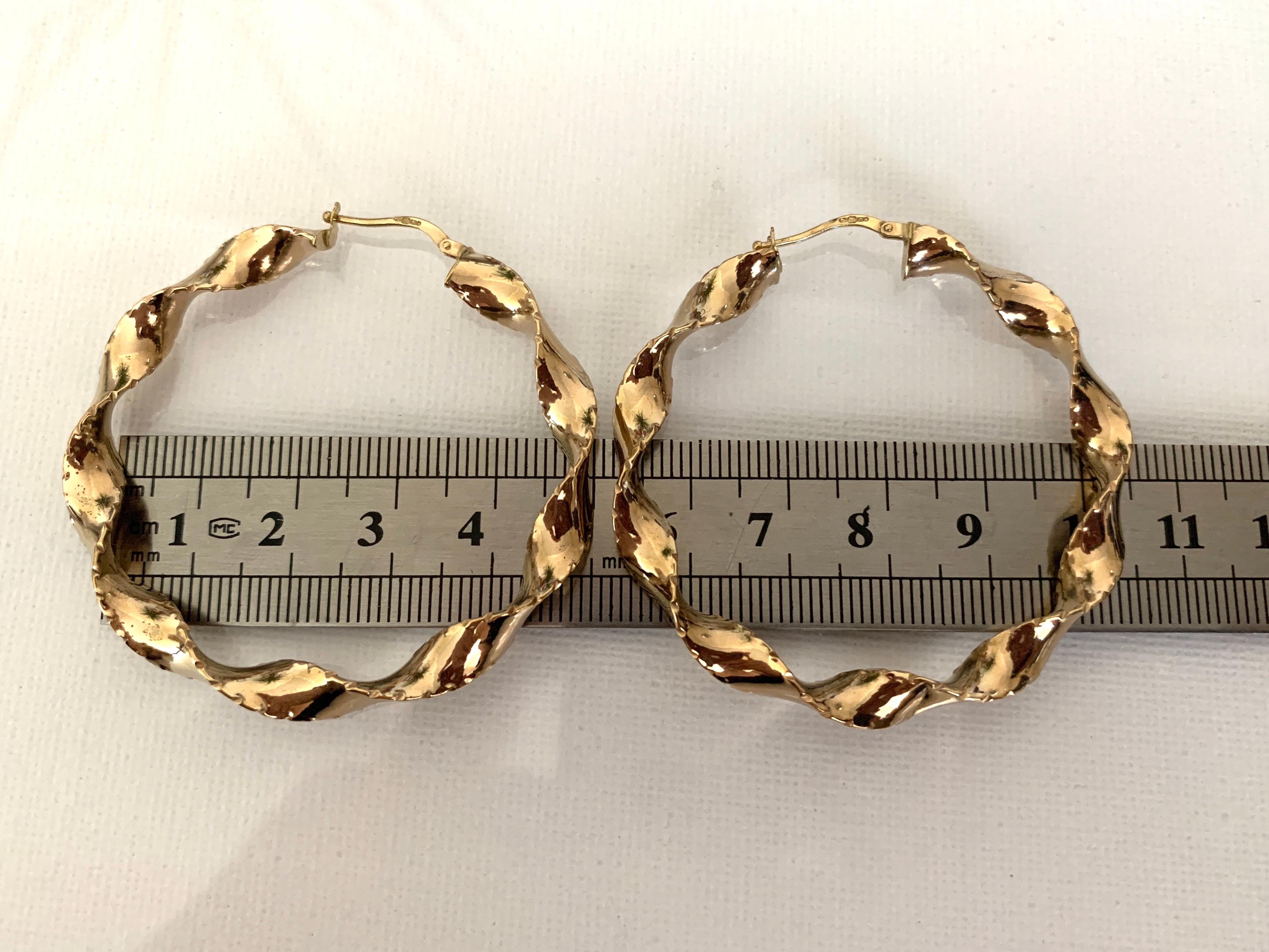 Orecchini a cerchio d'oro di grandi dimensioni con marchio di fabbrica in vendita 3