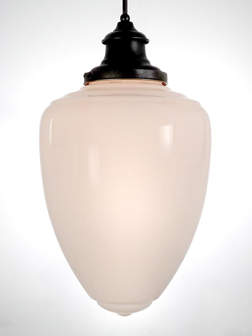 Il s'agit d'une grande et impressionnante paire de pendentifs en verre de lait assortis. Les abat-jour en verre doivent être parmi les plus grands qu'ils puissent fabriquer. La forme est celle d'un gland allongé et l'aspect est très net et élégant.