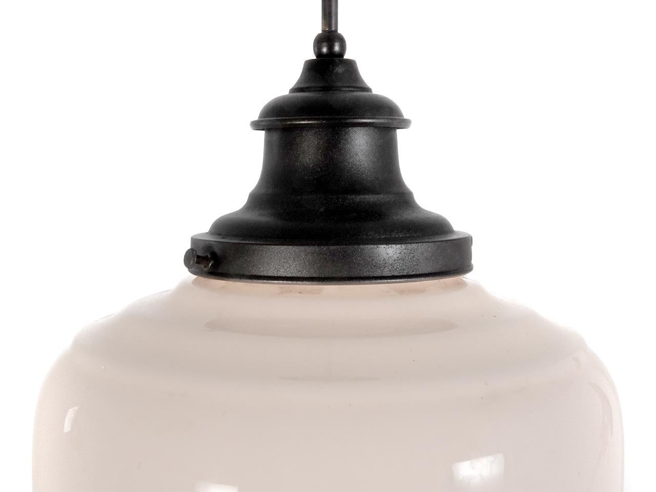 Américain Pendentif en verre au lait avec un énorme gland gothique - Paire assortie en vente