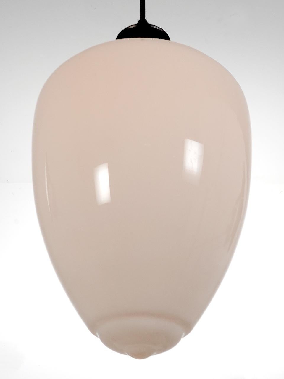 Pendentif en verre au lait avec un énorme gland gothique - Paire assortie Bon état - En vente à Peekskill, NY