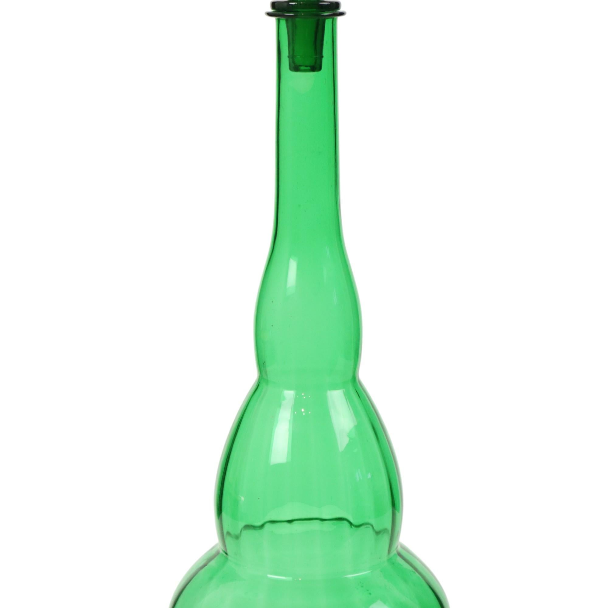 italien Grande Carafe en verre vert Bouteille Genie Empoli Italie 63cm en vente