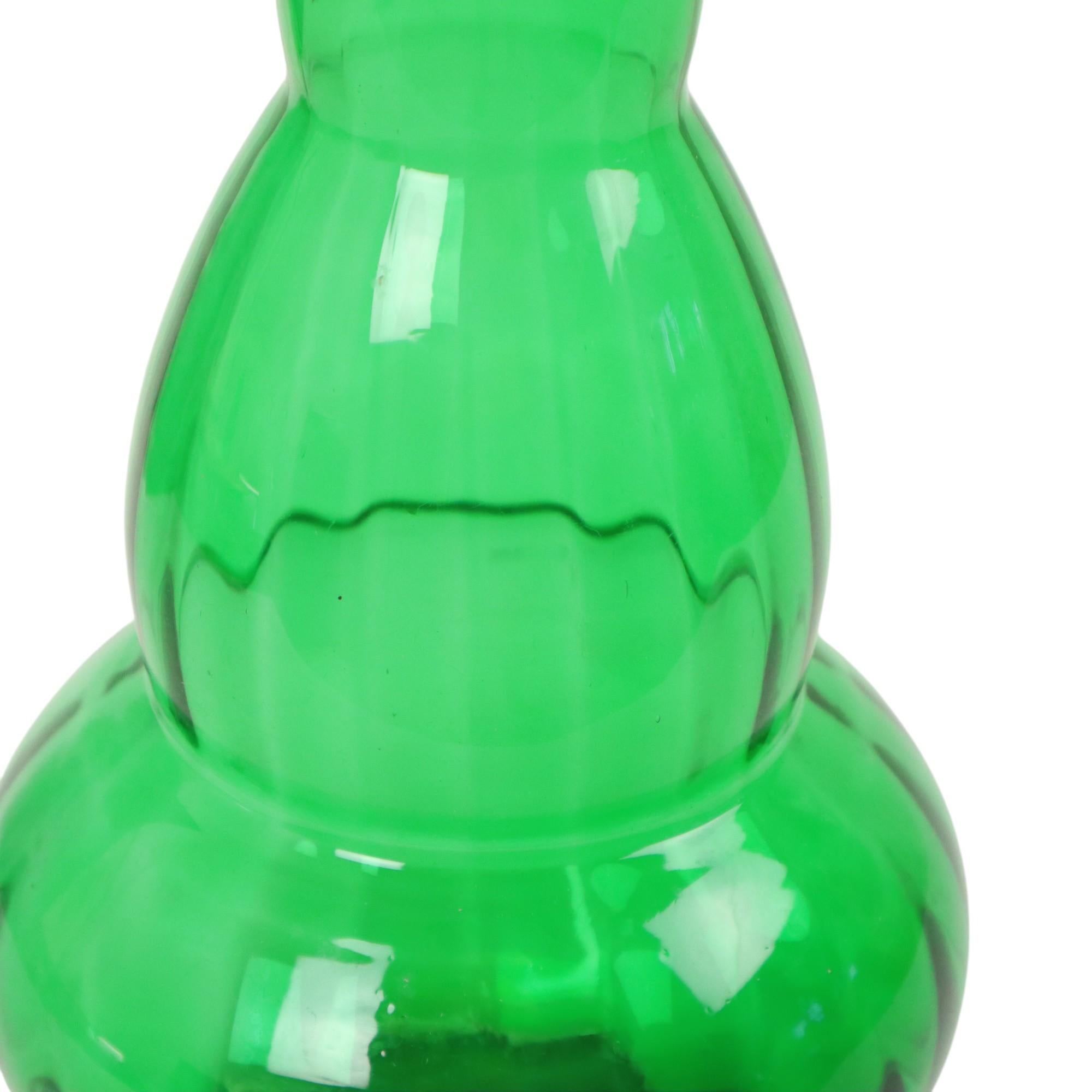 Milieu du XXe siècle Grande Carafe en verre vert Bouteille Genie Empoli Italie 63cm en vente