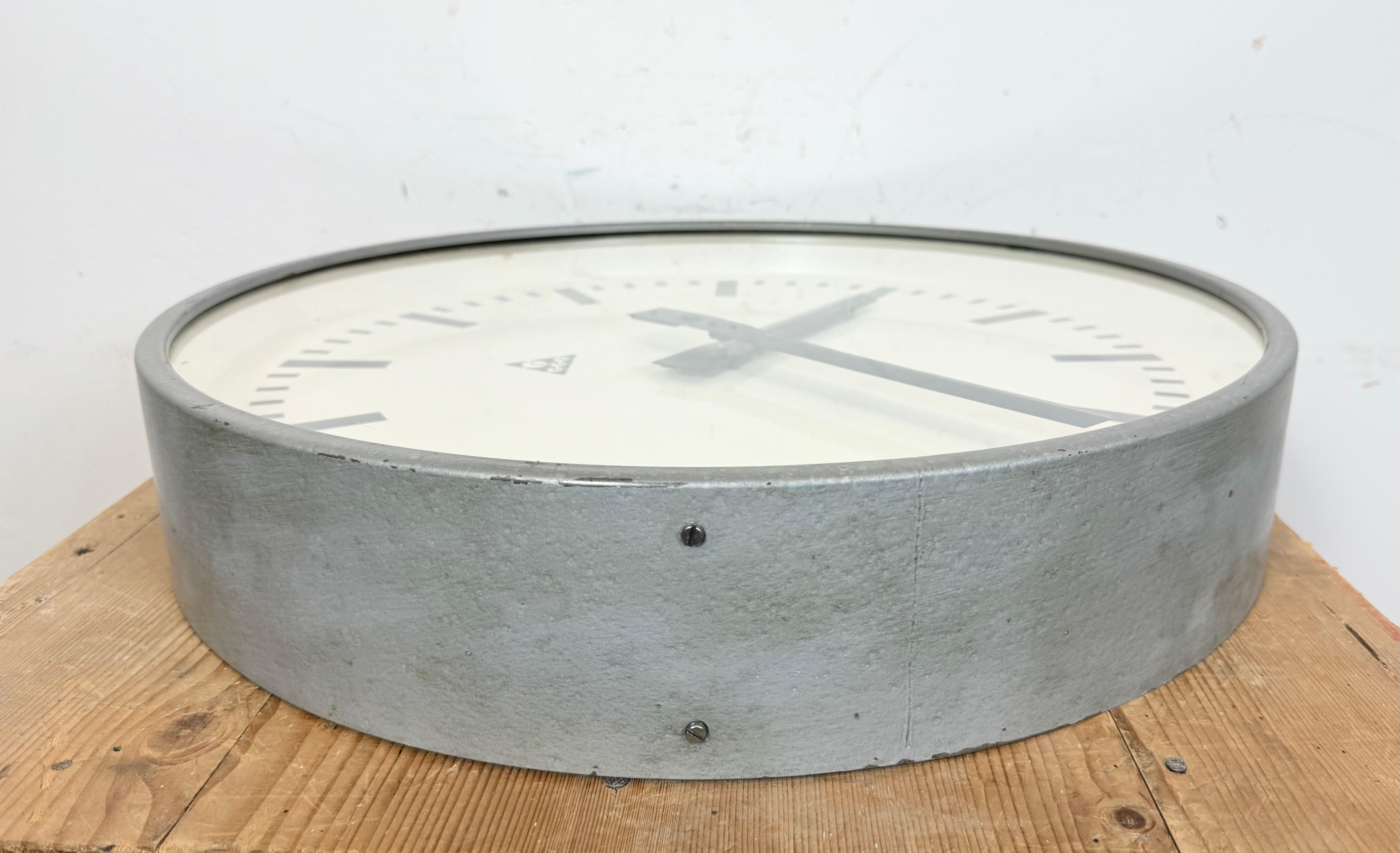 Grande horloge murale industrielle grise de Pragotron, années 1960 en vente 3