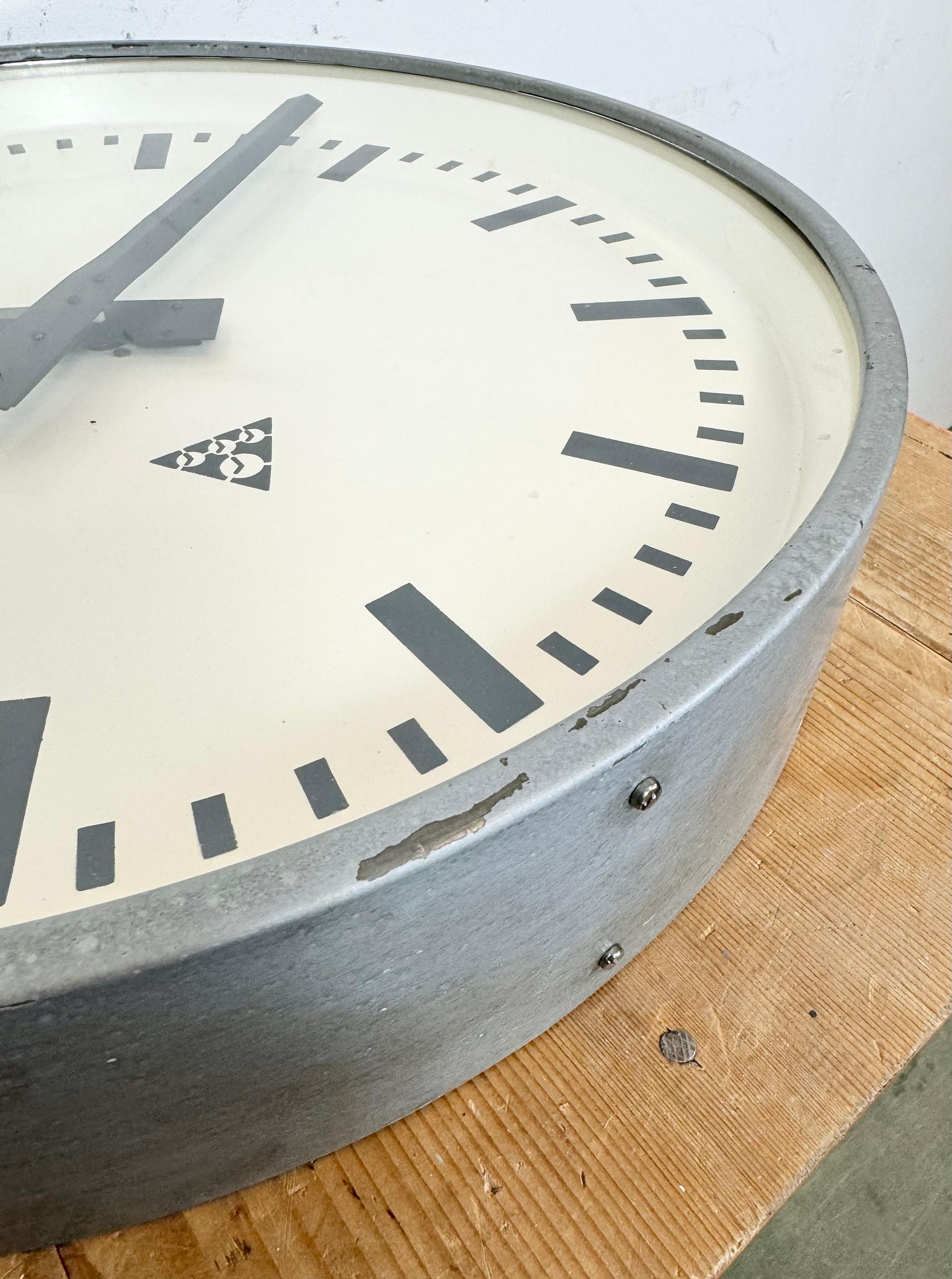 Grande horloge murale industrielle grise de Pragotron, années 1960 en vente 5