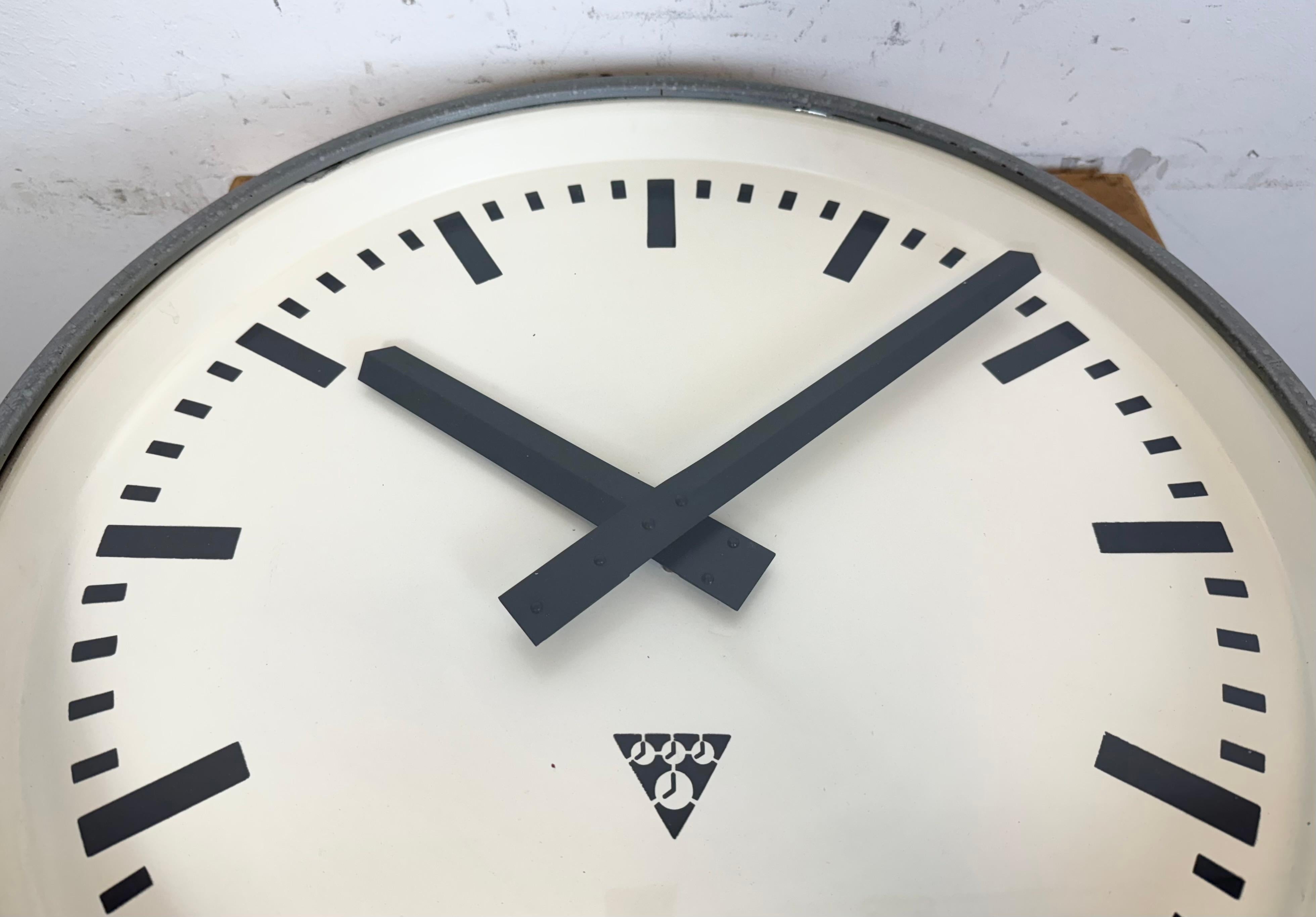 Grande horloge murale industrielle grise de Pragotron, années 1960 en vente 6