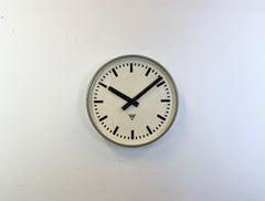 Orologio da parete industriale grigio enorme di Pragotron, anni '60