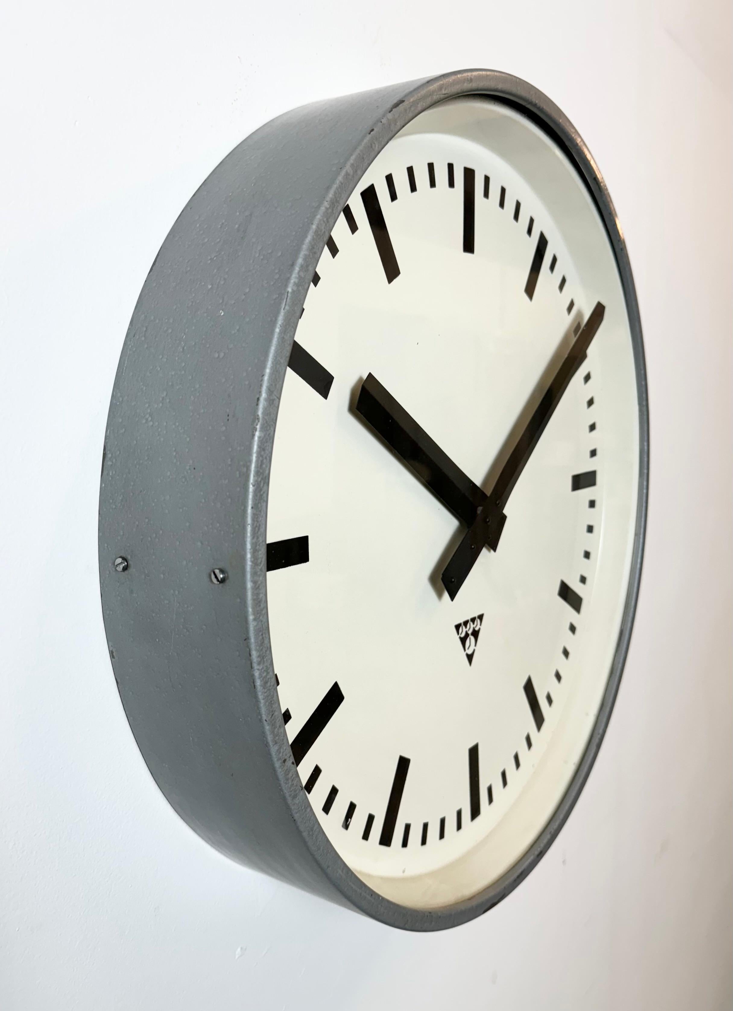 Industriel Grande horloge murale industrielle grise de Pragotron, années 1960 en vente