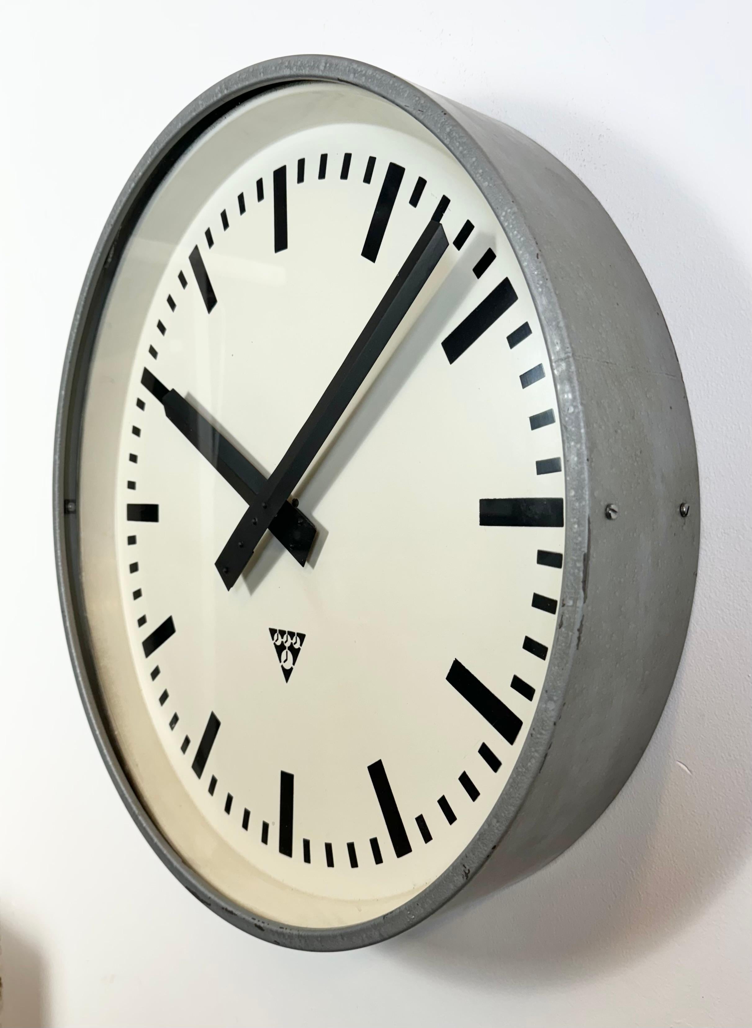Tchèque Grande horloge murale industrielle grise de Pragotron, années 1960 en vente