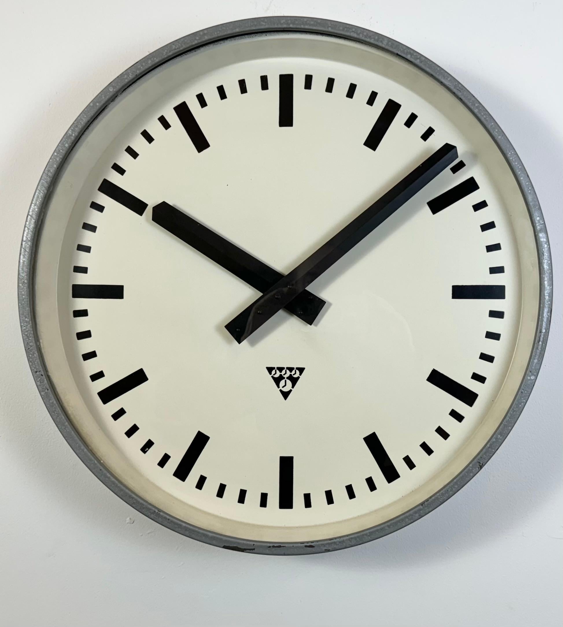 Grande horloge murale industrielle grise de Pragotron, années 1960 Bon état - En vente à Kojetice, CZ