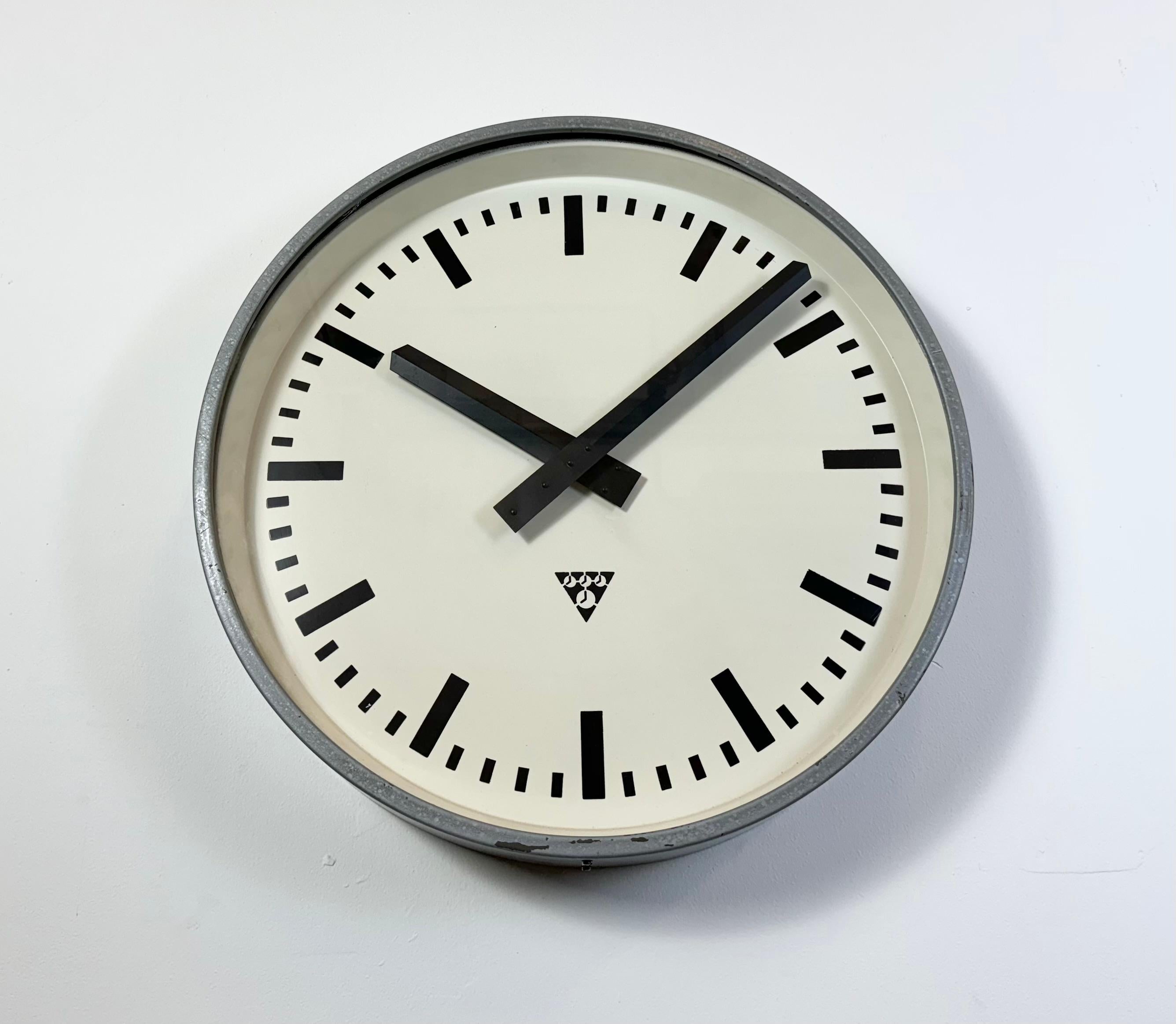 Verre Grande horloge murale industrielle grise de Pragotron, années 1960 en vente