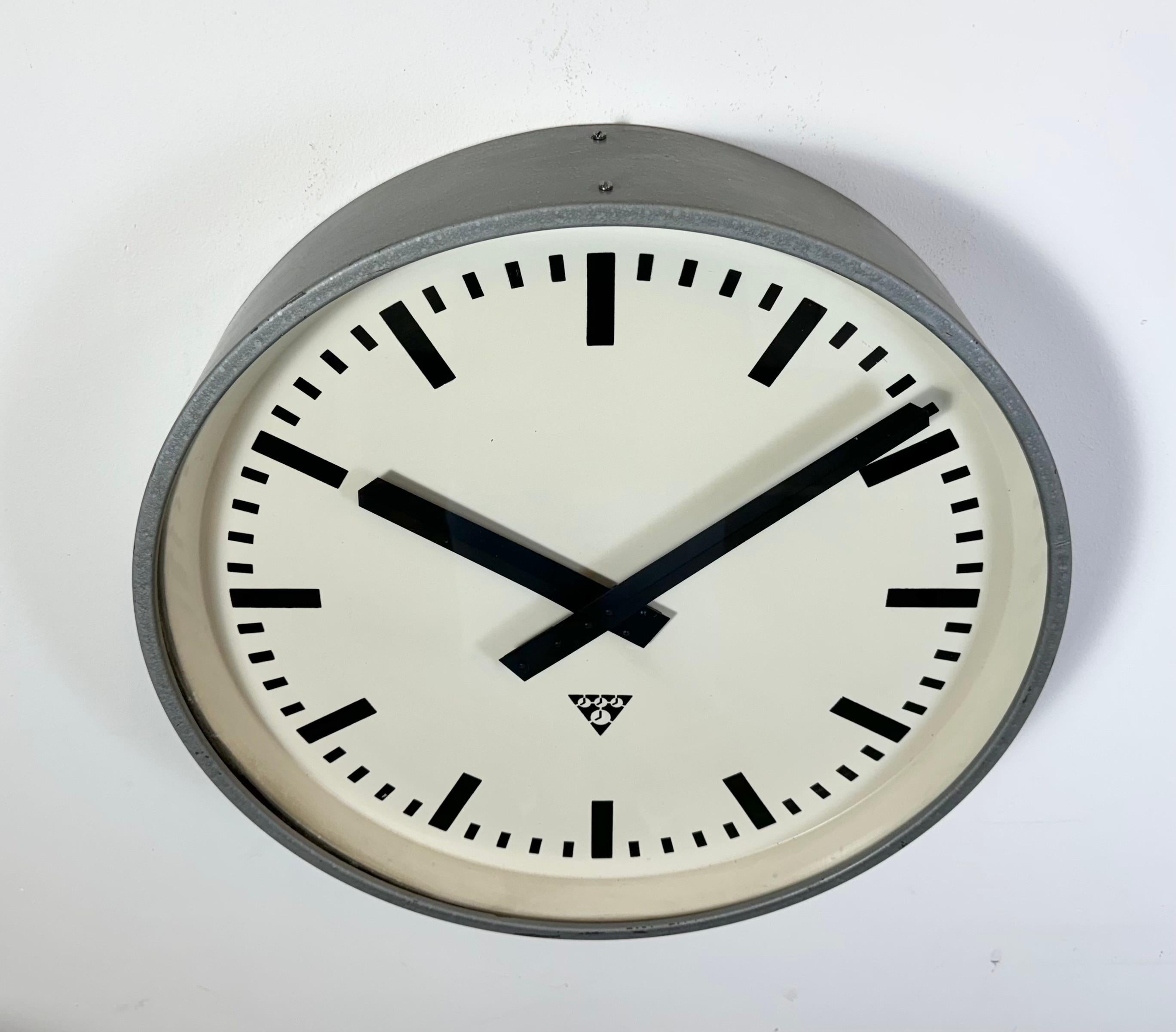 Grande horloge murale industrielle grise de Pragotron, années 1960 en vente 1