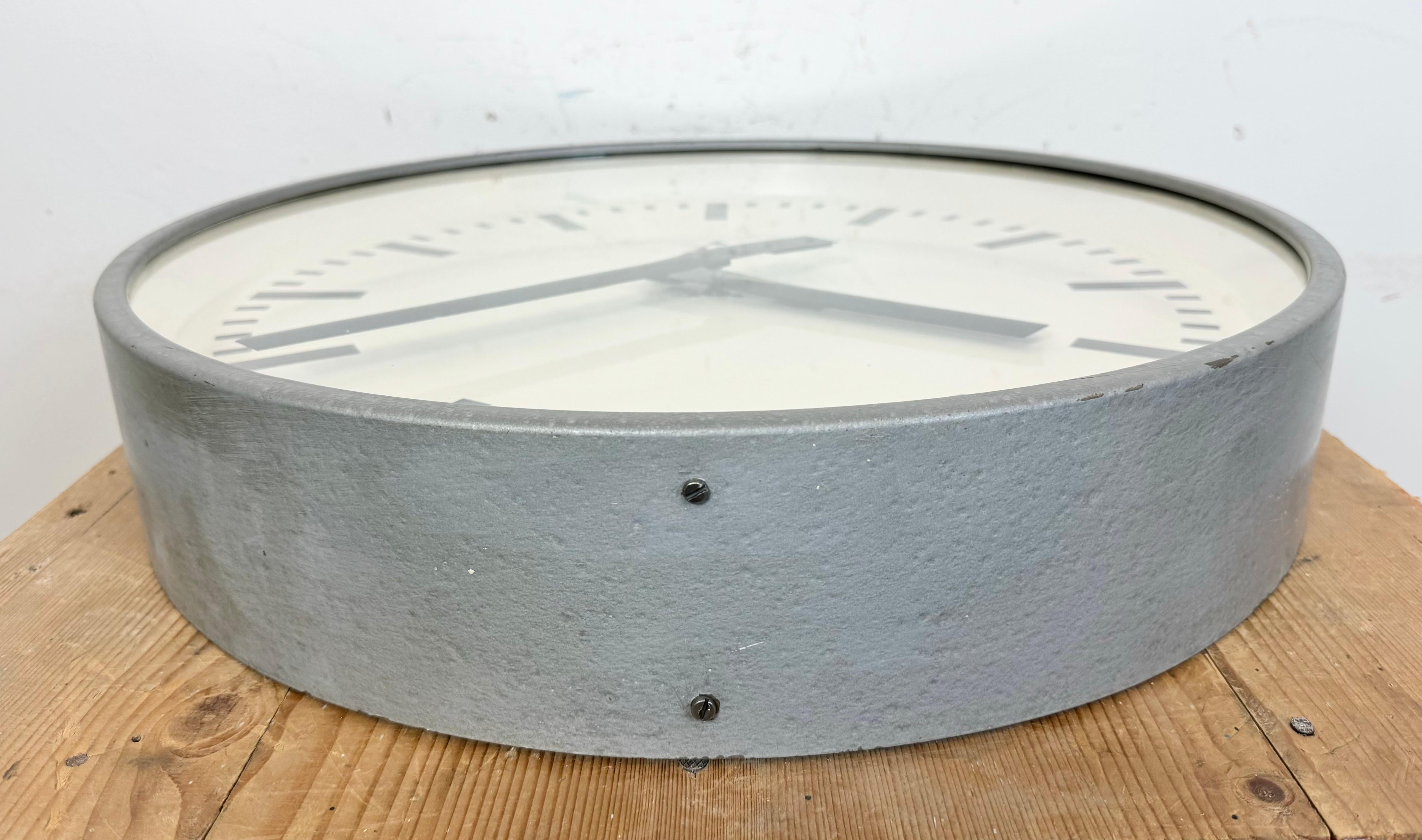 Grande horloge murale industrielle grise de Pragotron, années 1960 en vente 2
