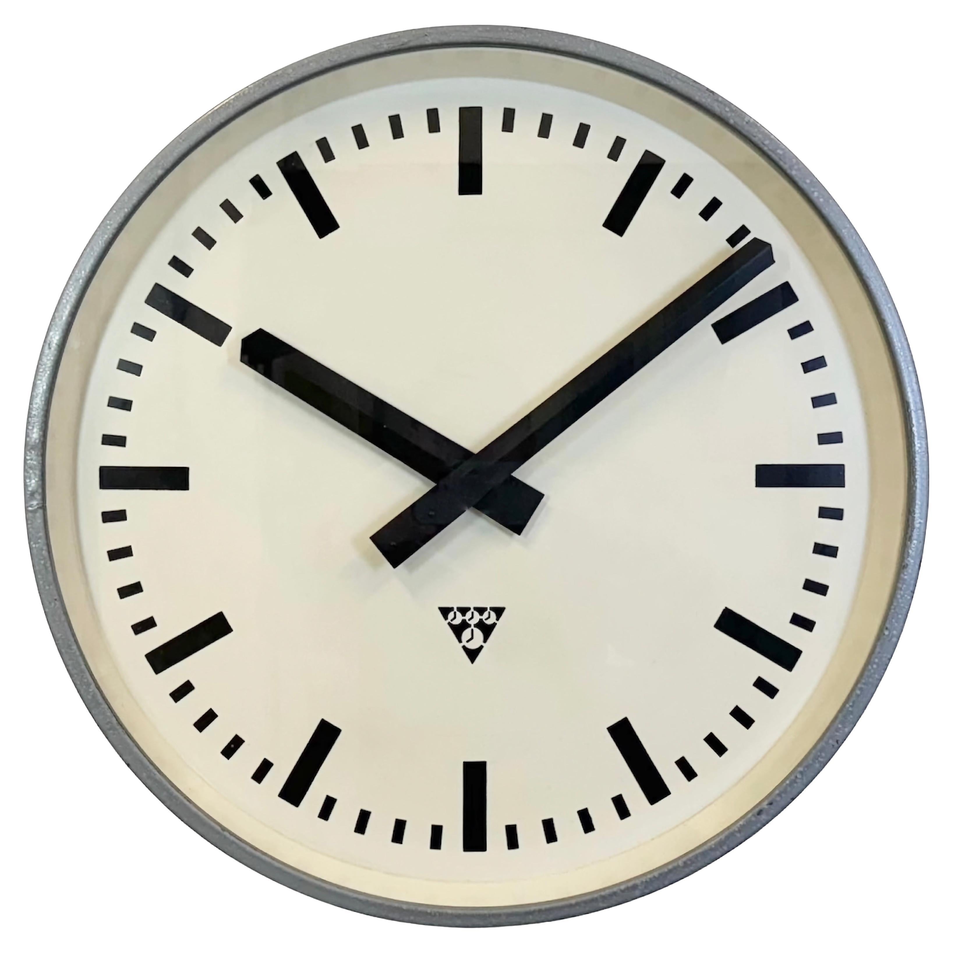 Grande horloge murale industrielle grise de Pragotron, années 1960