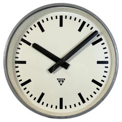 Grande horloge murale industrielle grise de Pragotron, années 1960