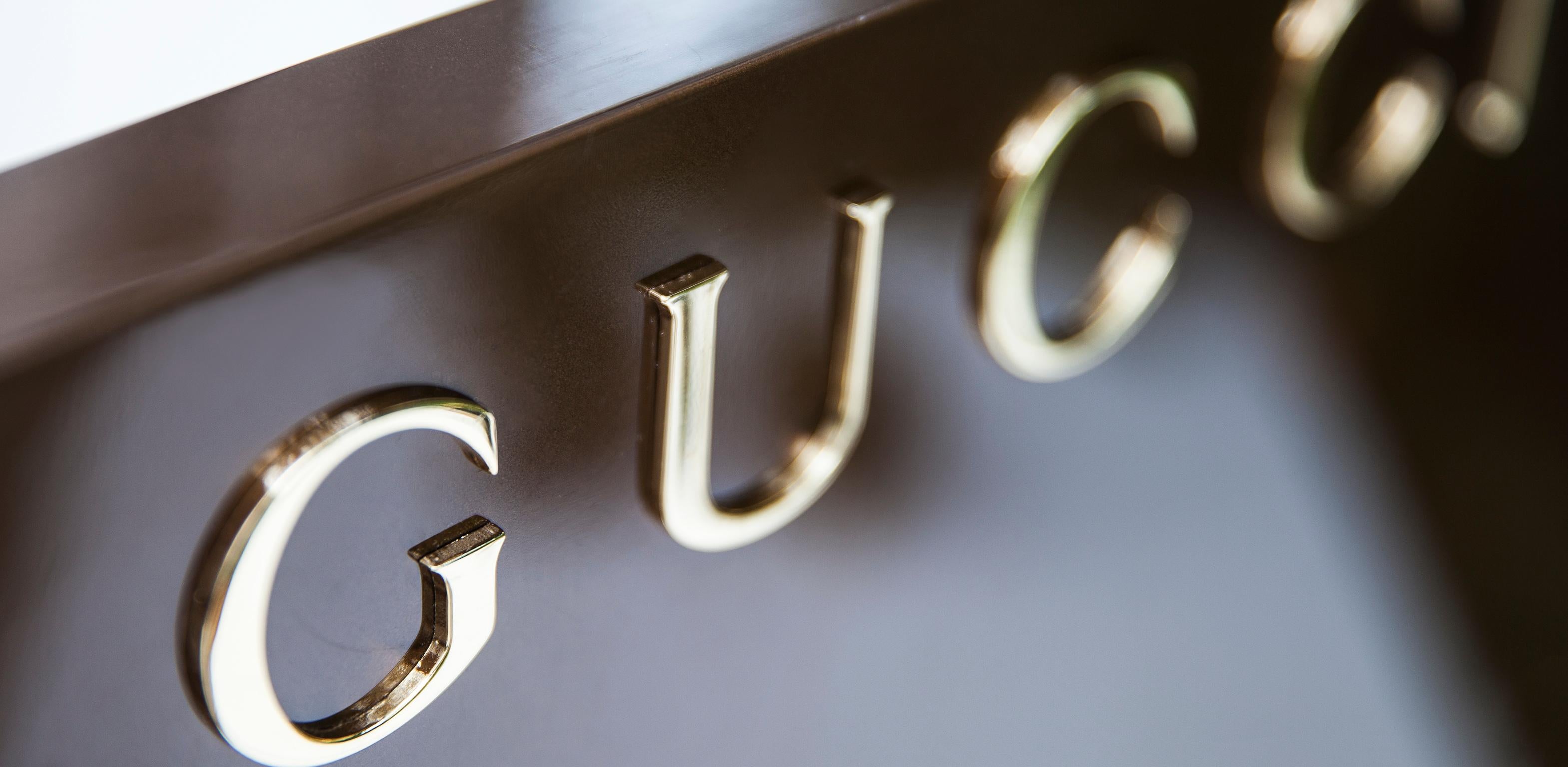 Laiton Grand Stand publicitaire Gucci en vente