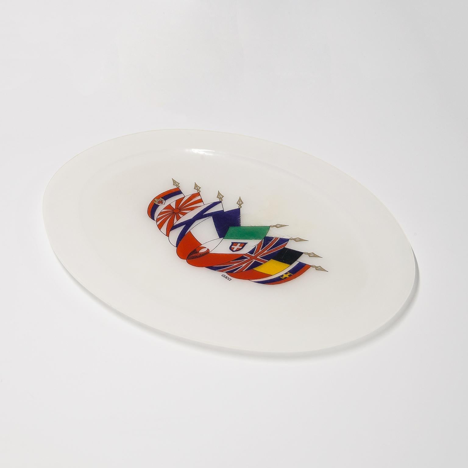 Rare Gucci serving tray oval form designed with waving European flags and executed in white lucite reinforced inside with white fabric fleece between the lucite material.

Very good vintage condition.