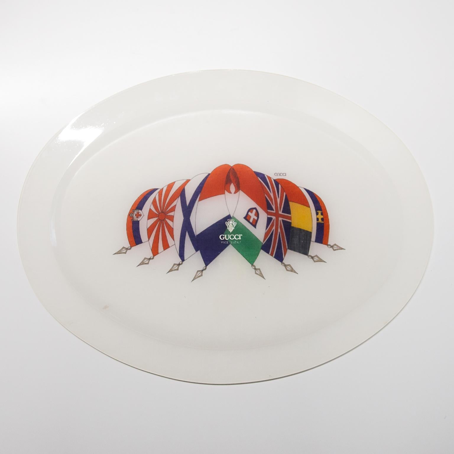 Huge Gucci Oval Vintage Lucite Flags Tray 1970s In Good Condition For Sale In Munich, DE