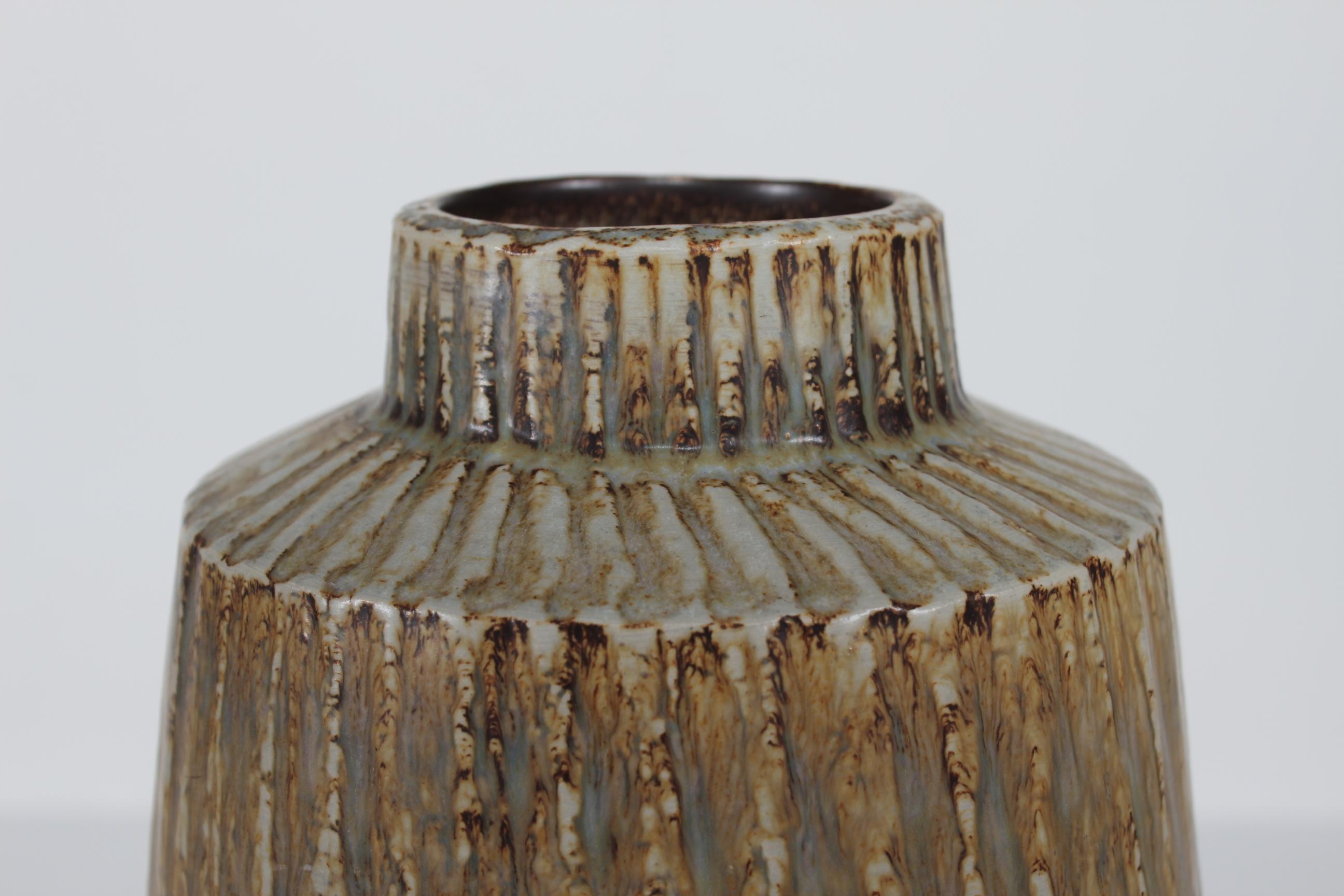 Fatto a mano ENORME Gunnar Nylund  Vaso da terra Rubus in gres di Rôrstrand in Svezia anni '50 in vendita