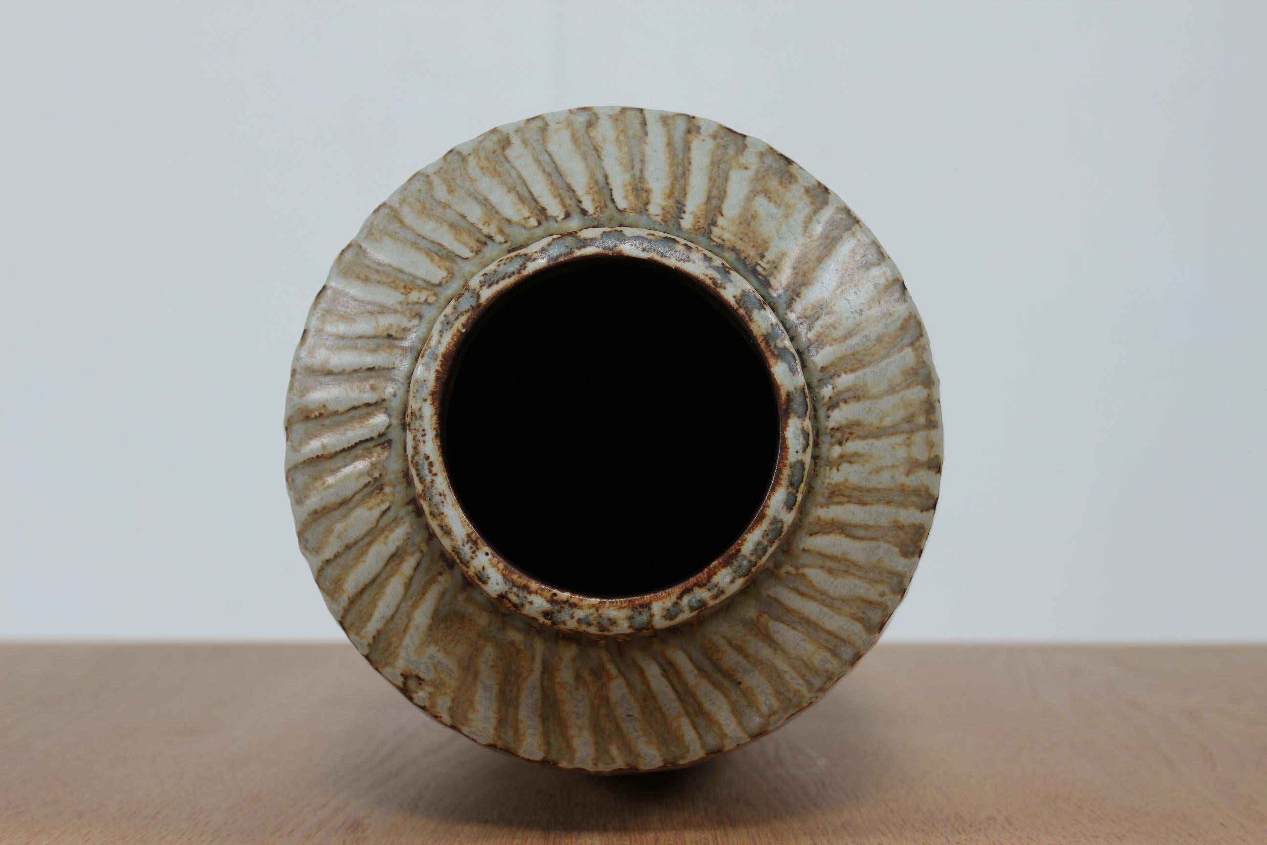Metà XX secolo ENORME Gunnar Nylund  Vaso da terra Rubus in gres di Rôrstrand in Svezia anni '50 in vendita