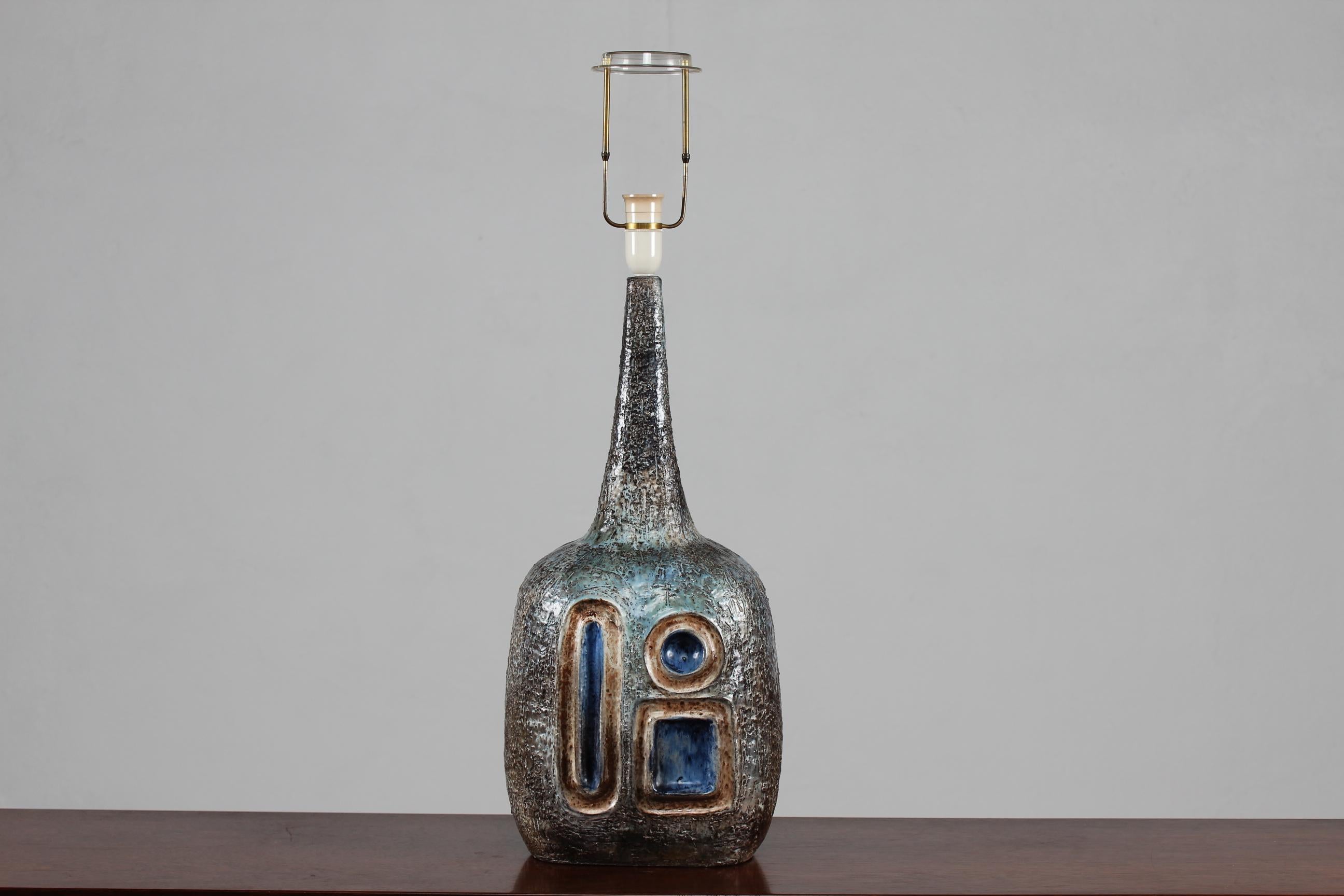 Huge sculptural and artistic brutalist table lamp by Sejer Ceramic in Denmark.
It's from his own workshop, handmade and painted/glazed circa 1960s.
The sculptural shape with the different colours gives the lamp a very vivid expression.

Included is
