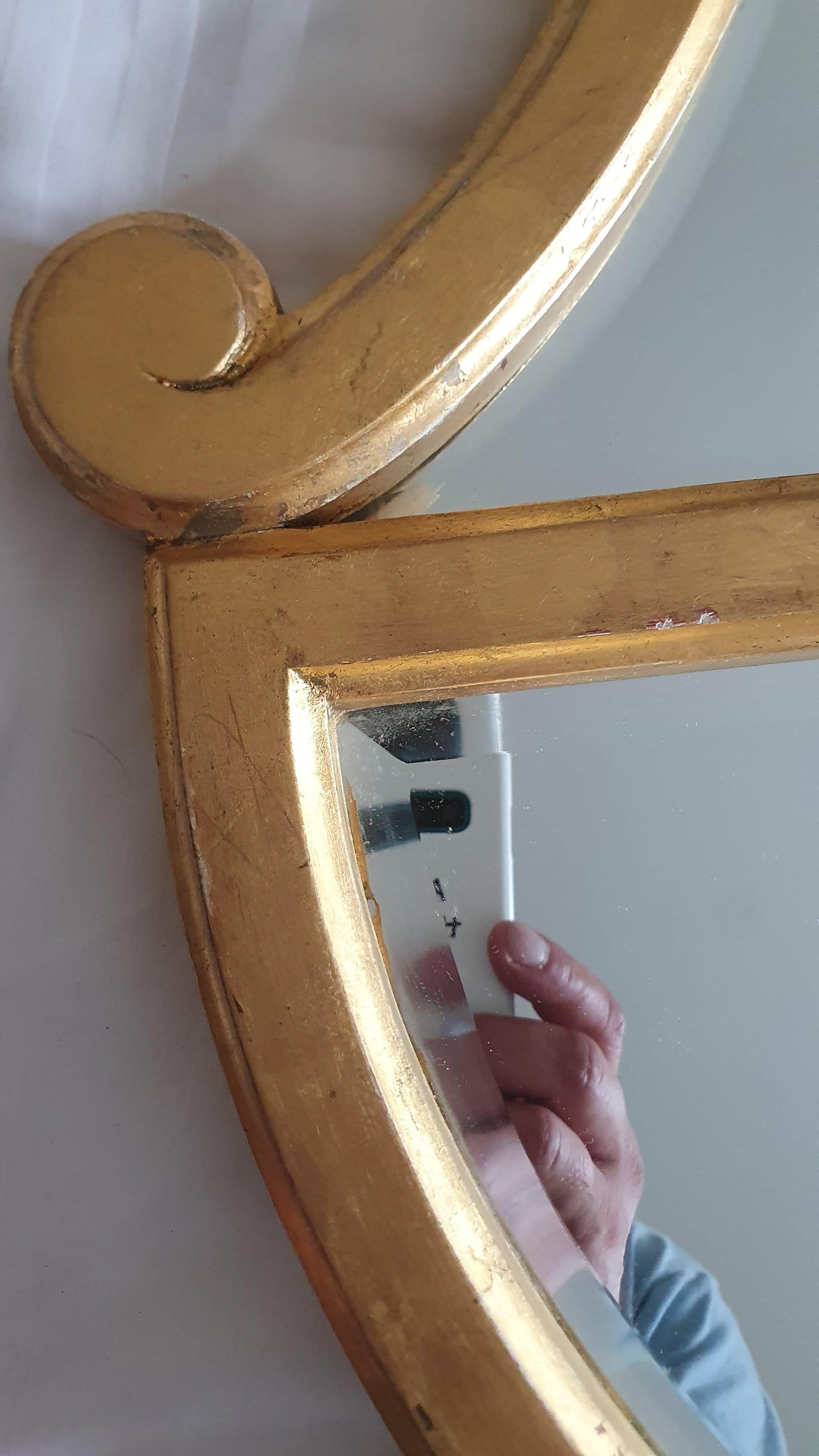 Großer handgeschnitzter Wandleuchter mit Spiegelrahmen aus vergoldetem Holz, entworfen von John Stefanidis  im Angebot 9