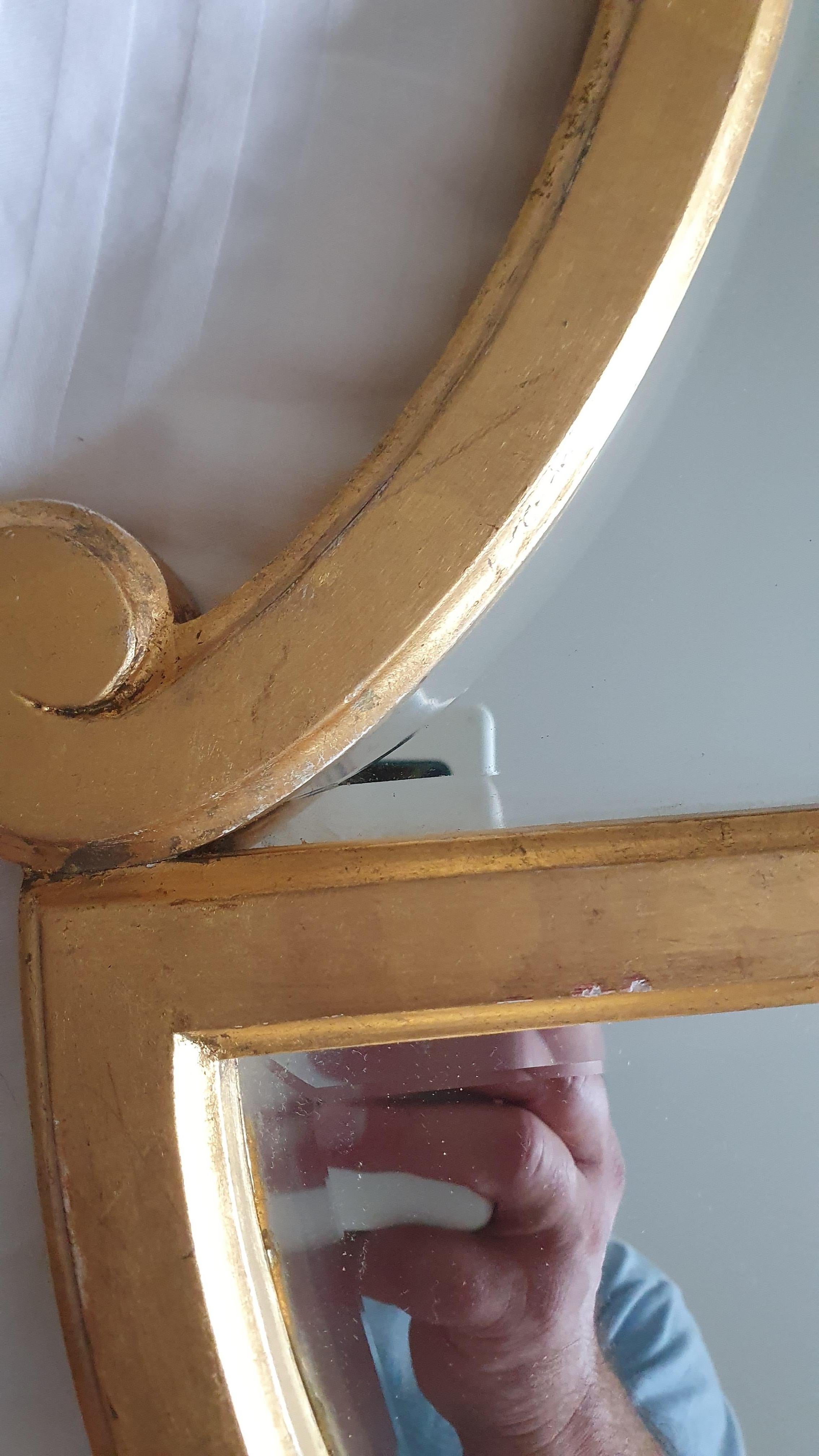 Großer handgeschnitzter Wandleuchter mit Spiegelrahmen aus vergoldetem Holz, entworfen von John Stefanidis  im Angebot 10