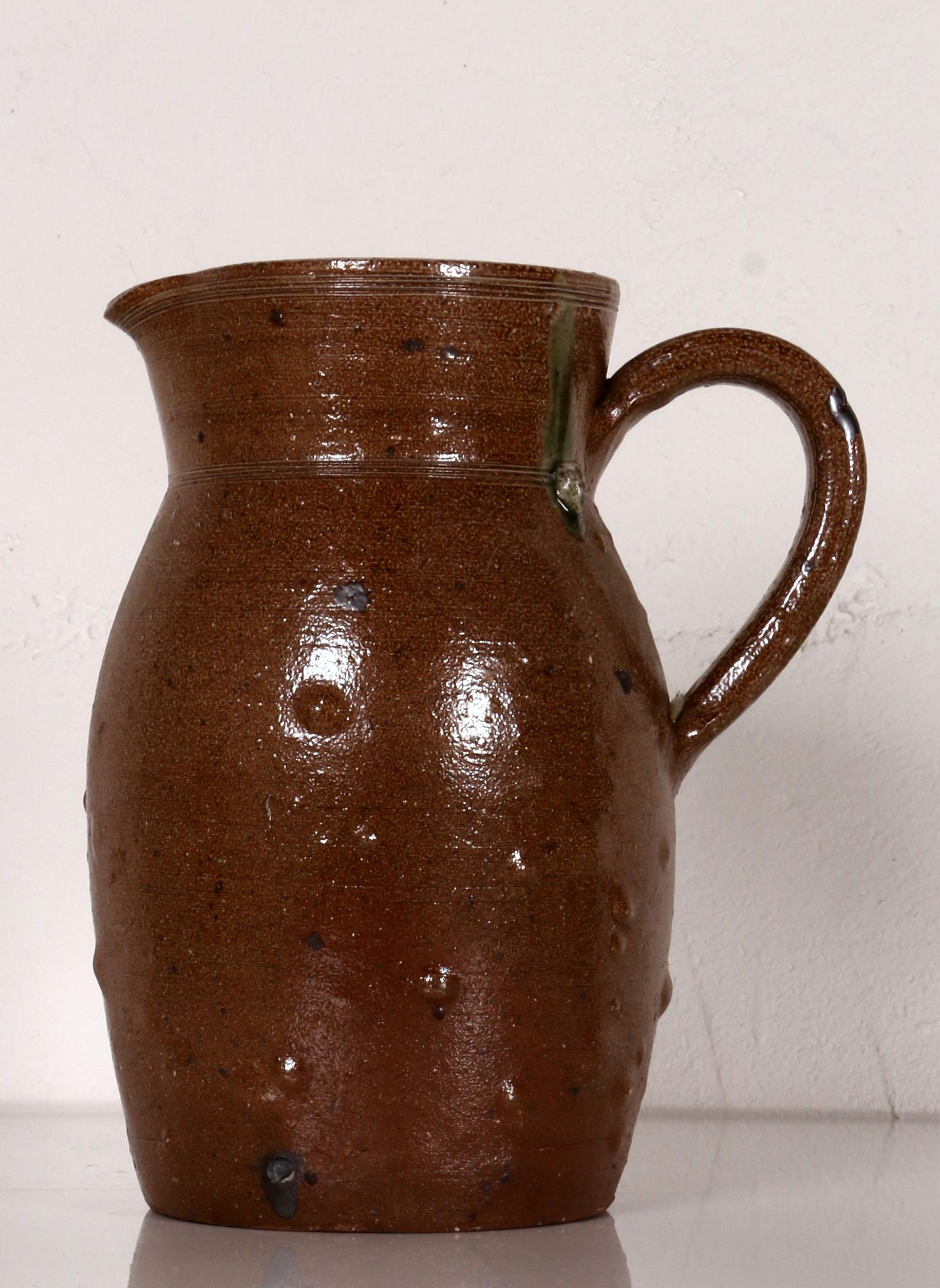 Fin du 20e siècle énorme JUG archaïque fait main Gritstone Portugal 1970 JAR Pitcher en vente