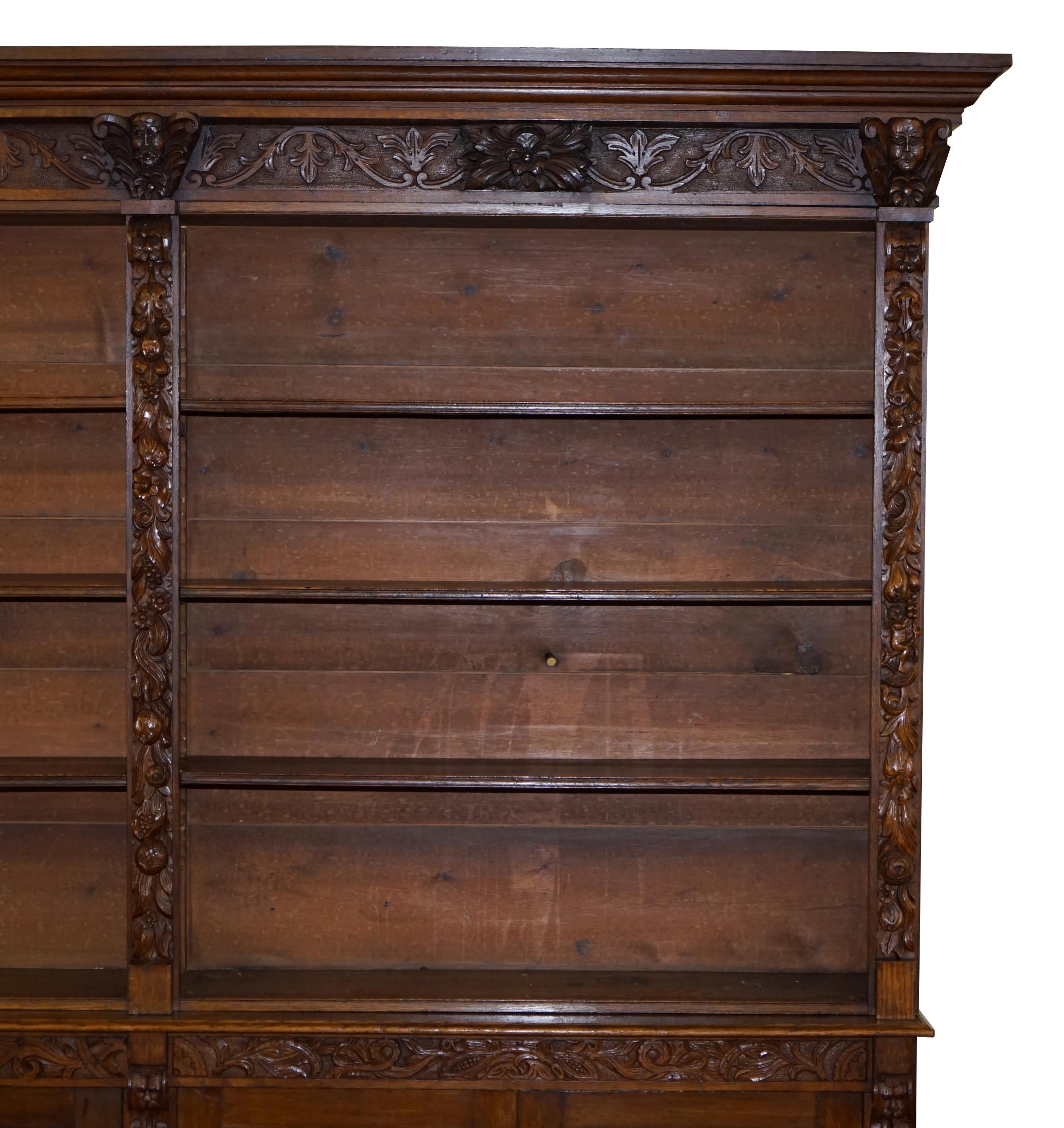 Énorme base d'armoire de bibliothèque en chêne victorien sculpté à la main de façon très décorative en vente 5