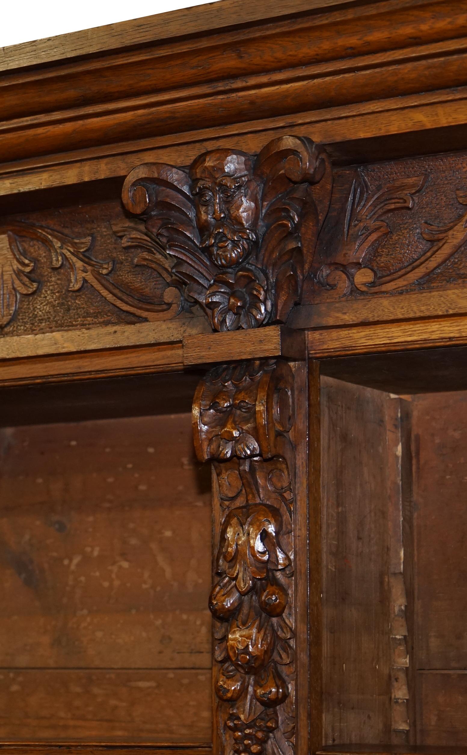 Énorme base d'armoire de bibliothèque en chêne victorien sculpté à la main de façon très décorative en vente 6