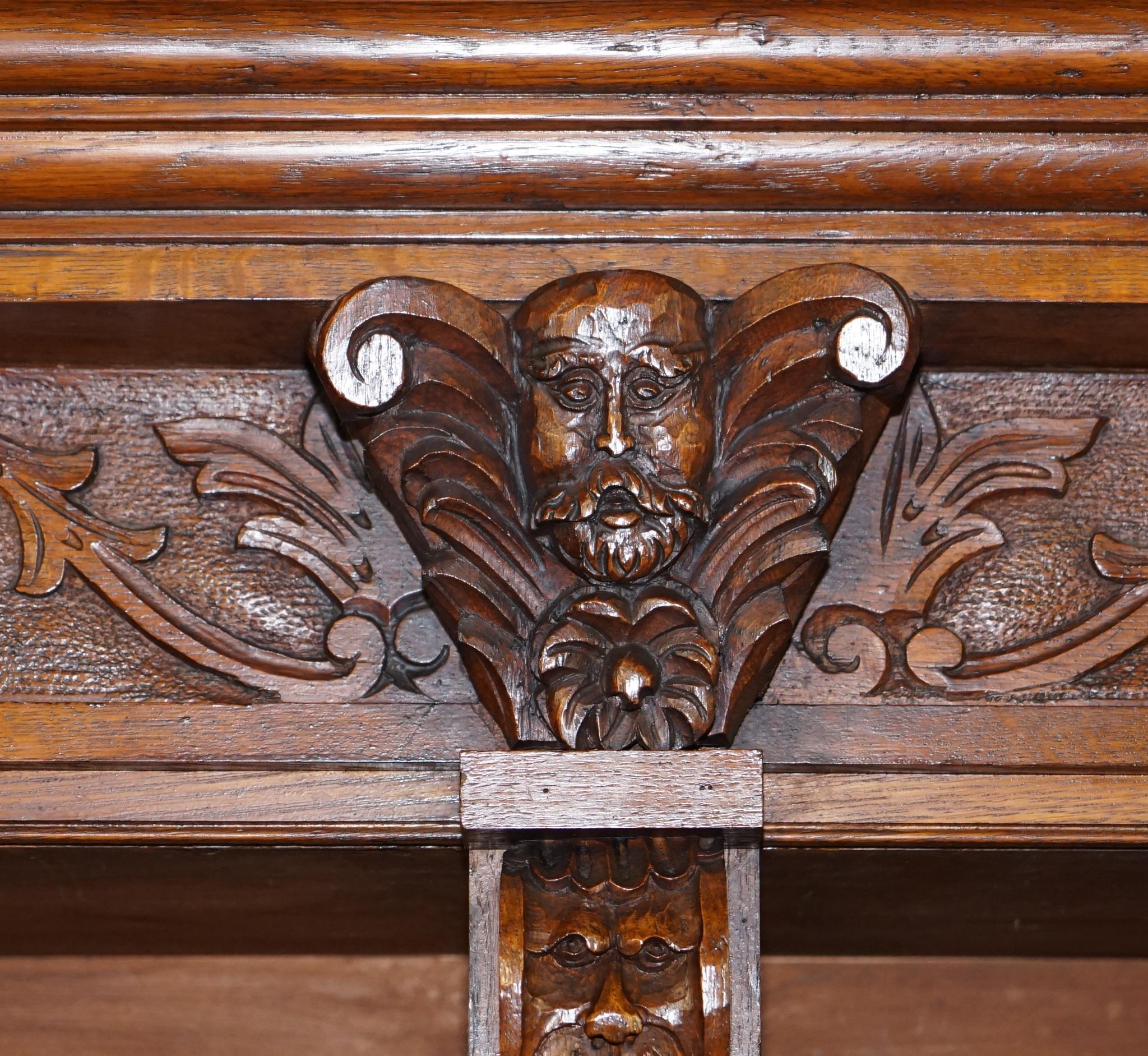 Énorme base d'armoire de bibliothèque en chêne victorien sculpté à la main de façon très décorative en vente 7