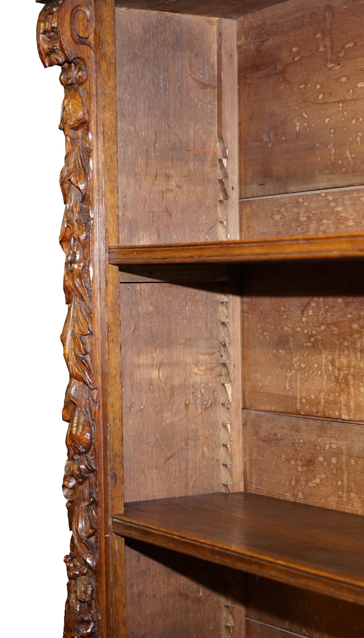 Énorme base d'armoire de bibliothèque en chêne victorien sculpté à la main de façon très décorative en vente 8