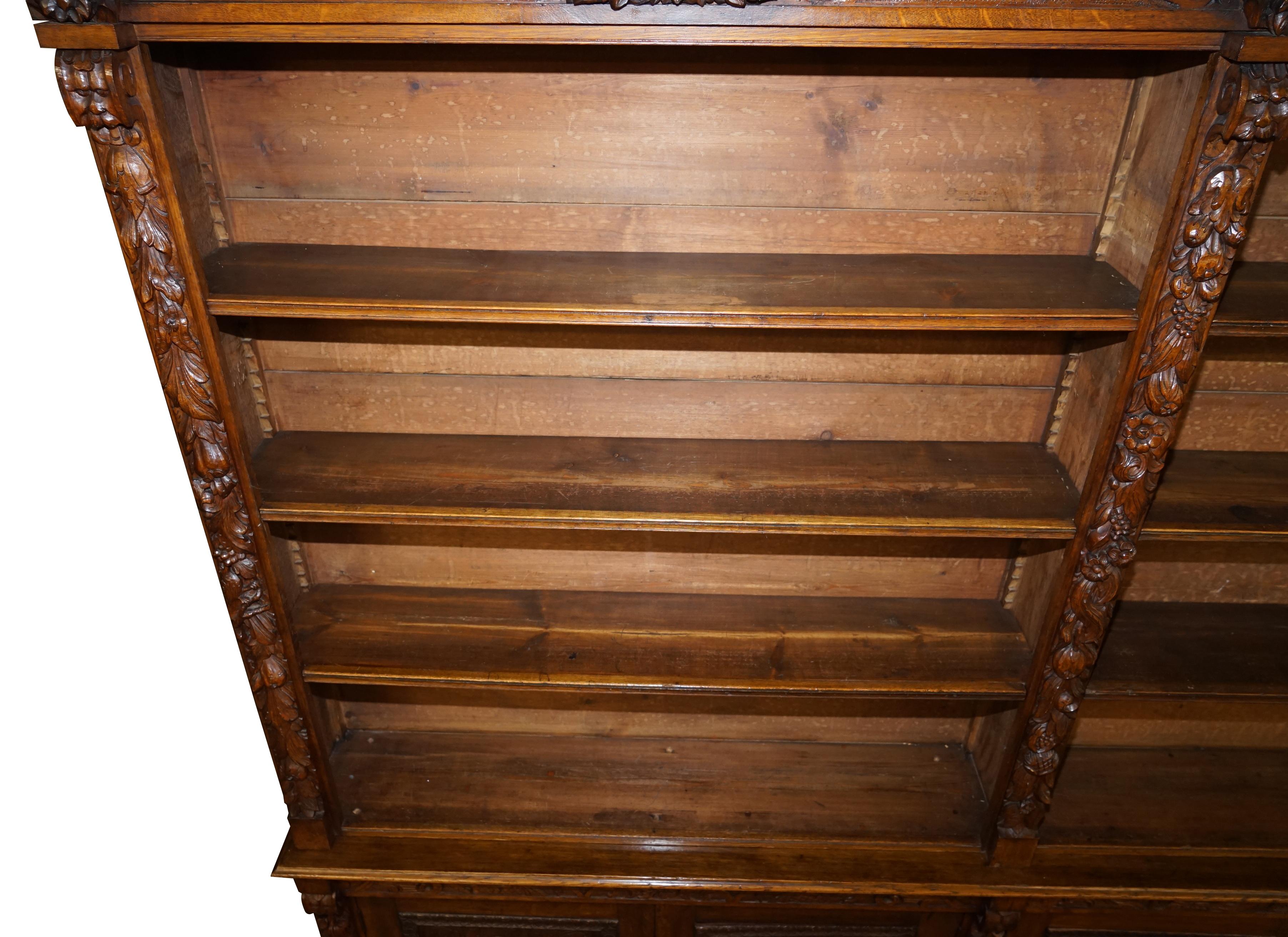 Énorme base d'armoire de bibliothèque en chêne victorien sculpté à la main de façon très décorative en vente 9