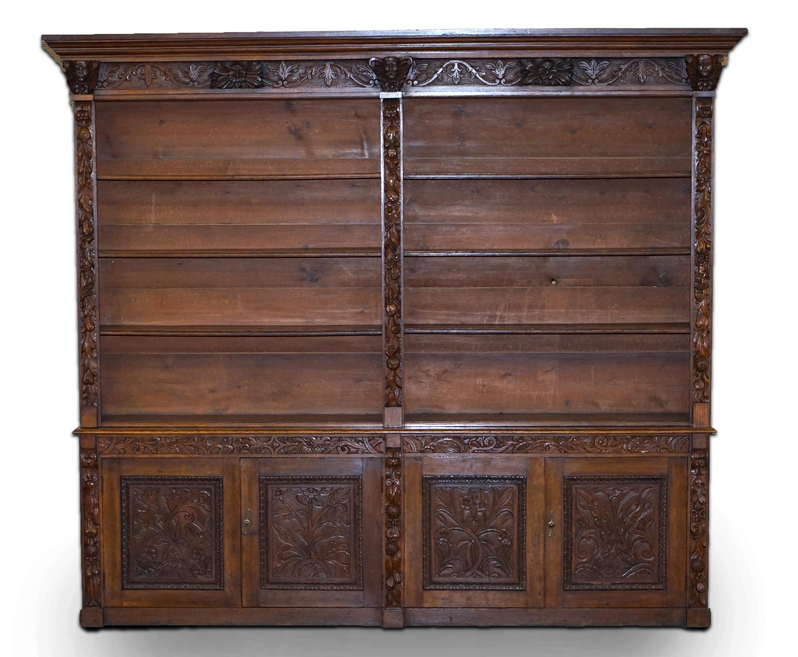 Nous sommes ravis d'offrir à la vente cette très grande bibliothèque en chêne antique victorien vers 1840-1860, sculptée à la main, avec des sculptures d'érudits ornées.

Il s'agit d'un très grand meuble de maison de campagne anglaise. Il est orné