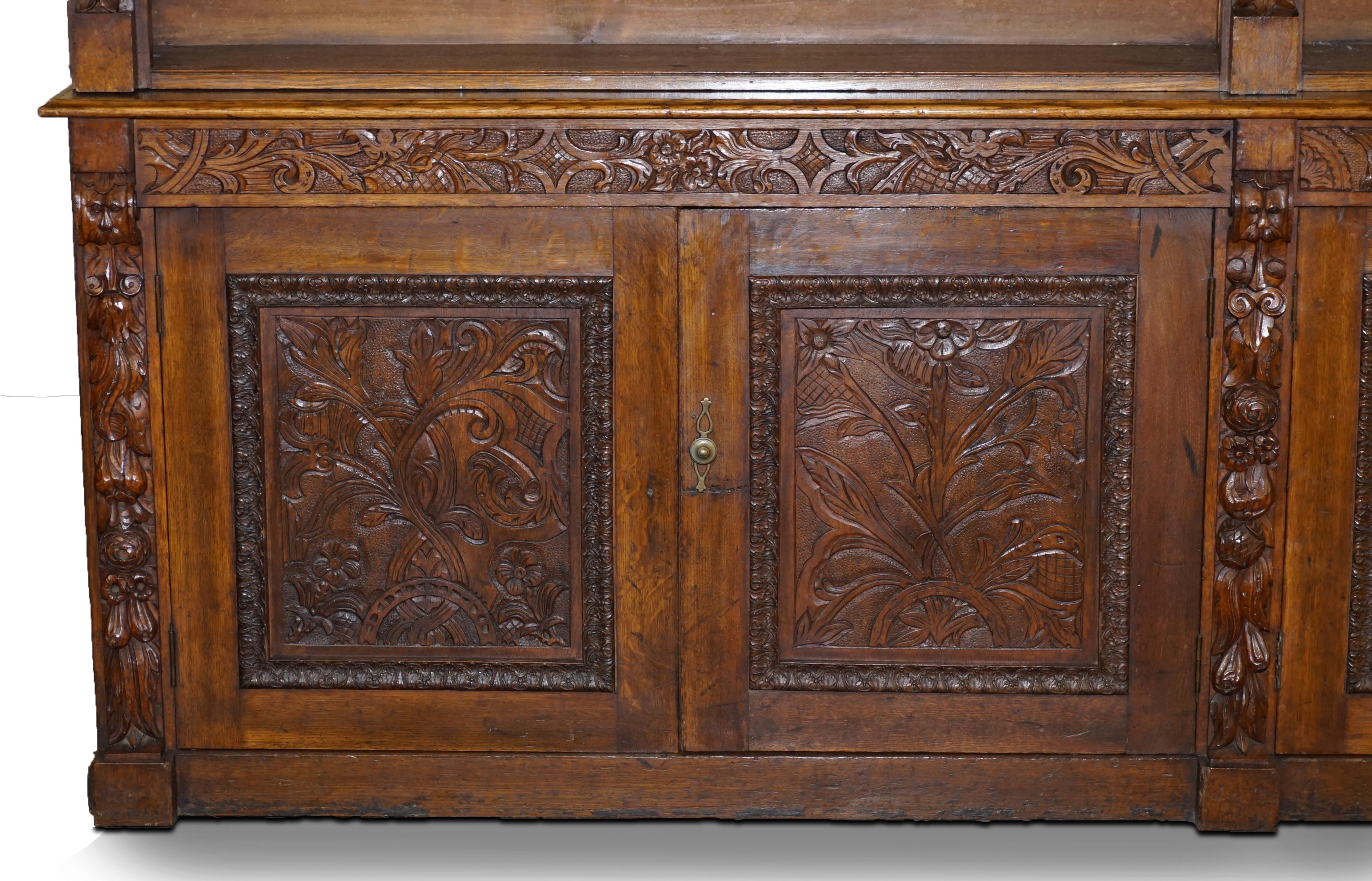 Anglais Énorme base d'armoire de bibliothèque en chêne victorien sculpté à la main de façon très décorative en vente
