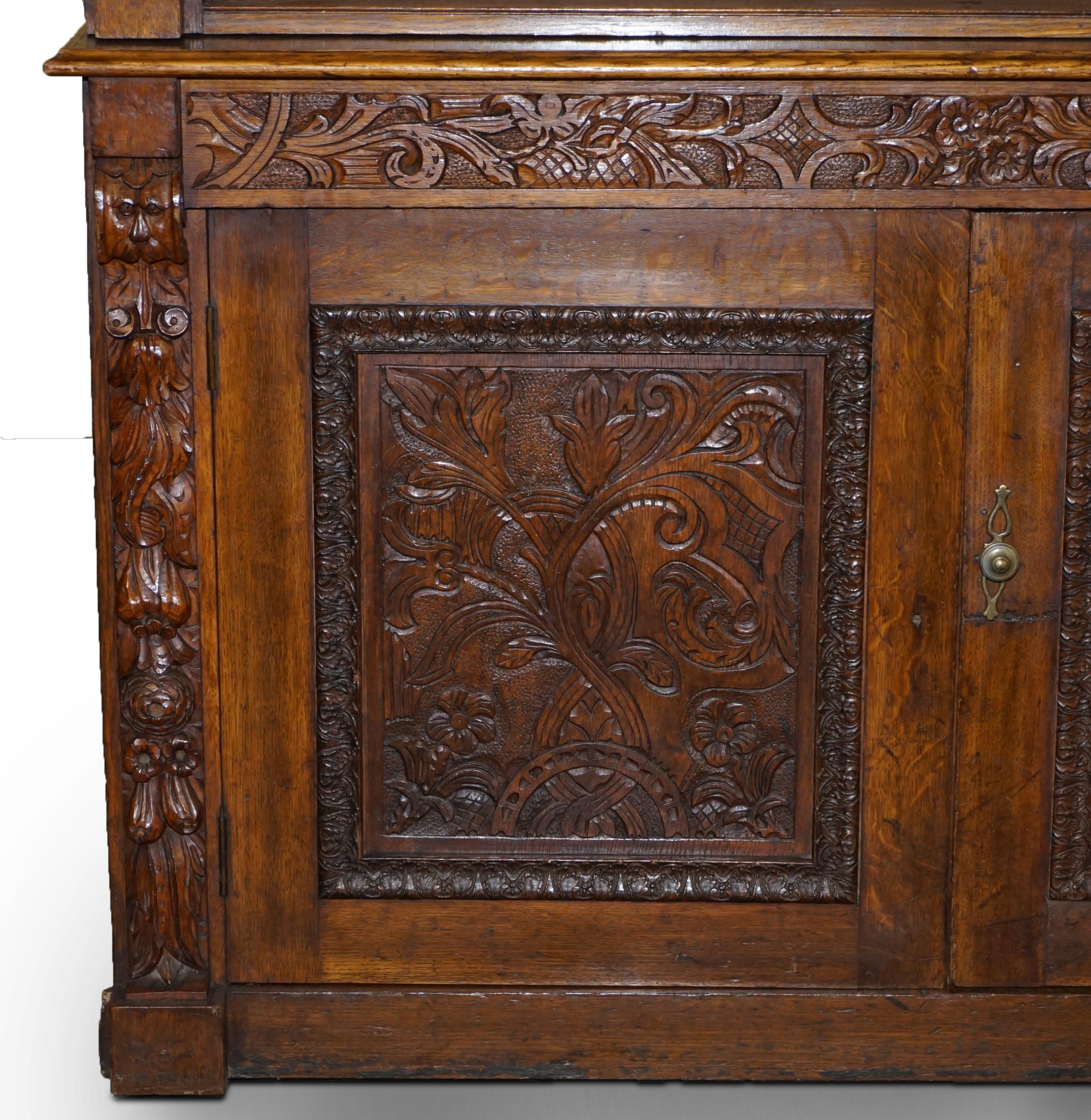 Sculpté à la main Énorme base d'armoire de bibliothèque en chêne victorien sculpté à la main de façon très décorative en vente