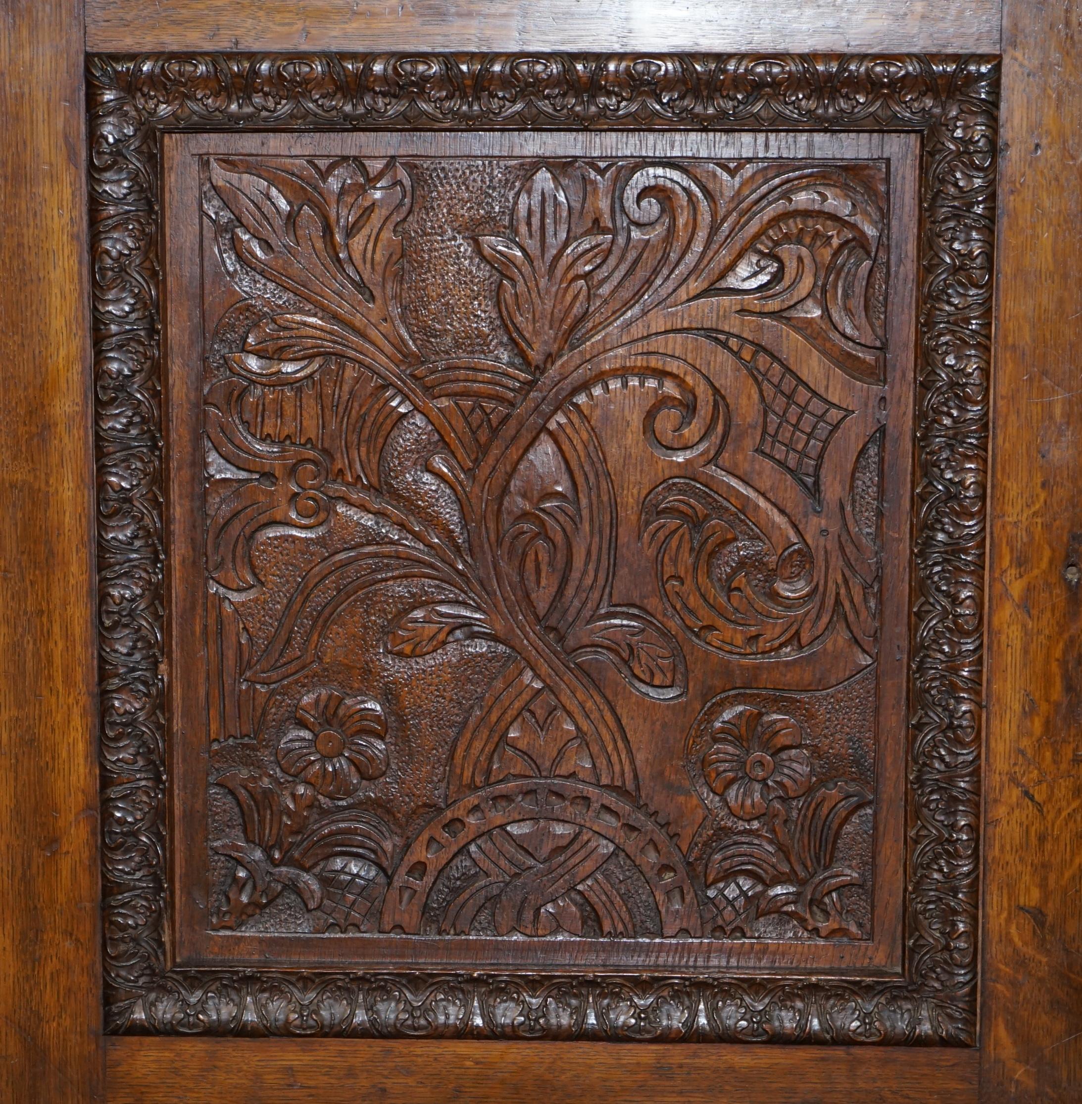 Chêne Énorme base d'armoire de bibliothèque en chêne victorien sculpté à la main de façon très décorative en vente