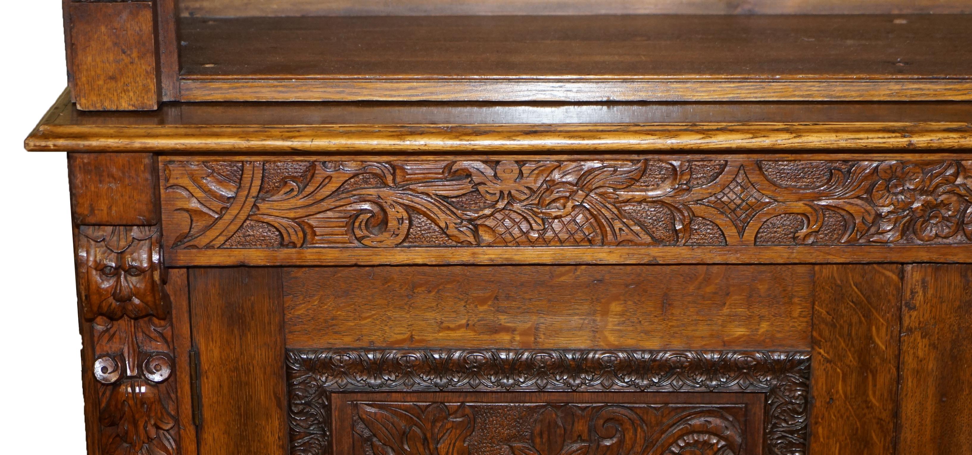 Énorme base d'armoire de bibliothèque en chêne victorien sculpté à la main de façon très décorative en vente 1
