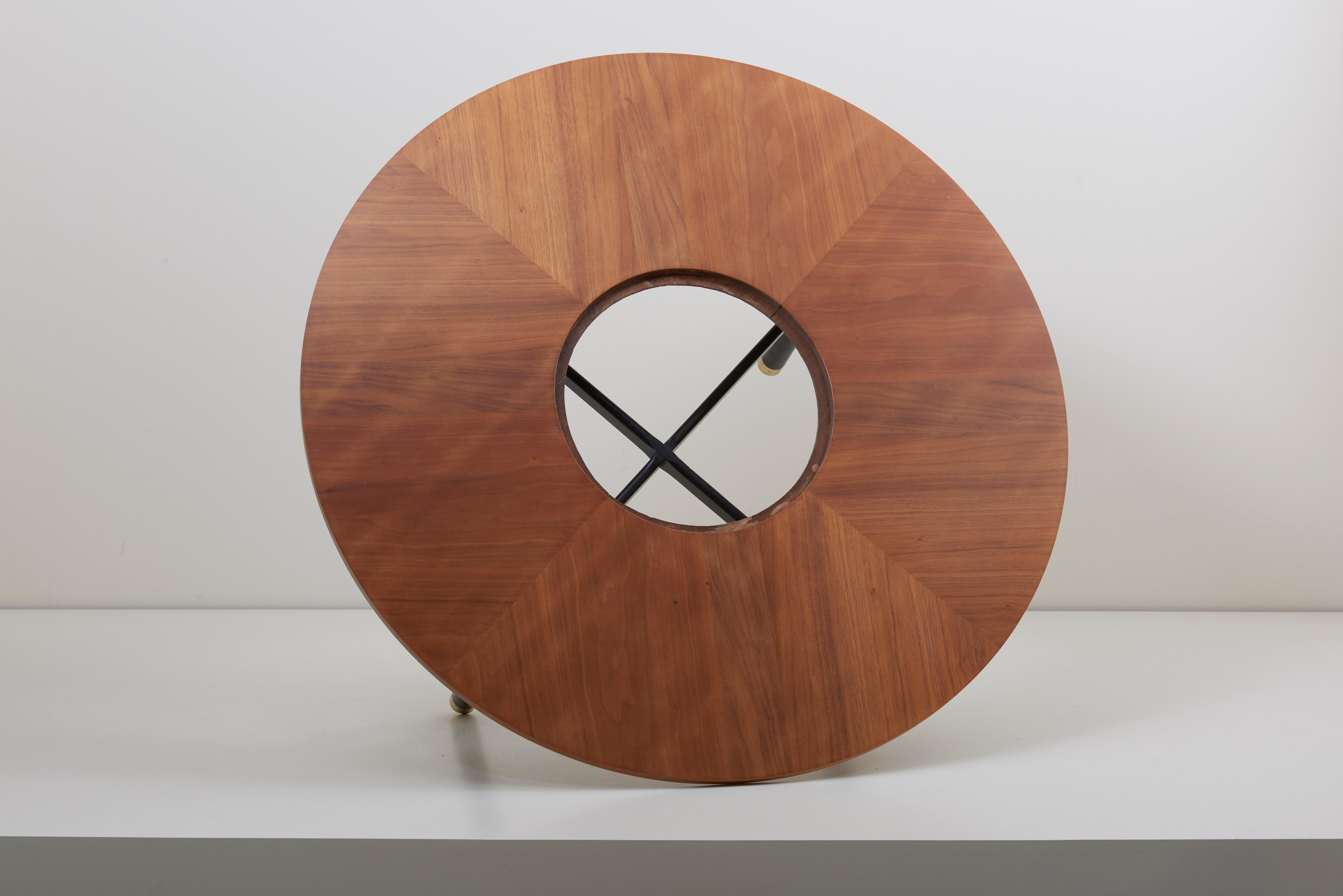 Entworfen von Harvey Probber, der als Couchtisch oder Spieltisch verwendet werden kann. Platte aus Nussbaumholz mit Terrazzo-Einsatz und Sockel aus ebonisiertem Holz mit Messingfüßen.