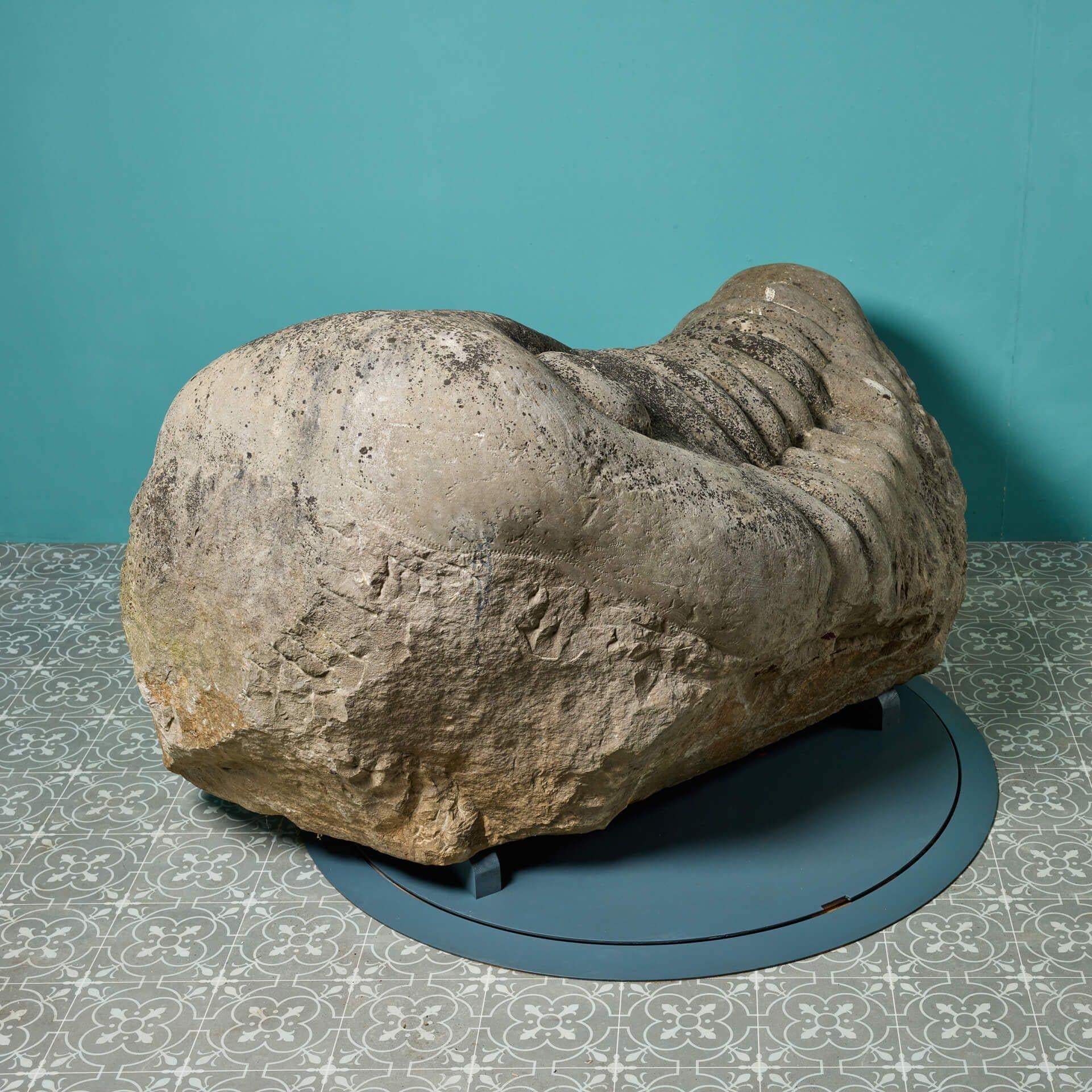Große schwere geschnitzte Stein-Dreilobit-Skulptur (Englisch) im Angebot